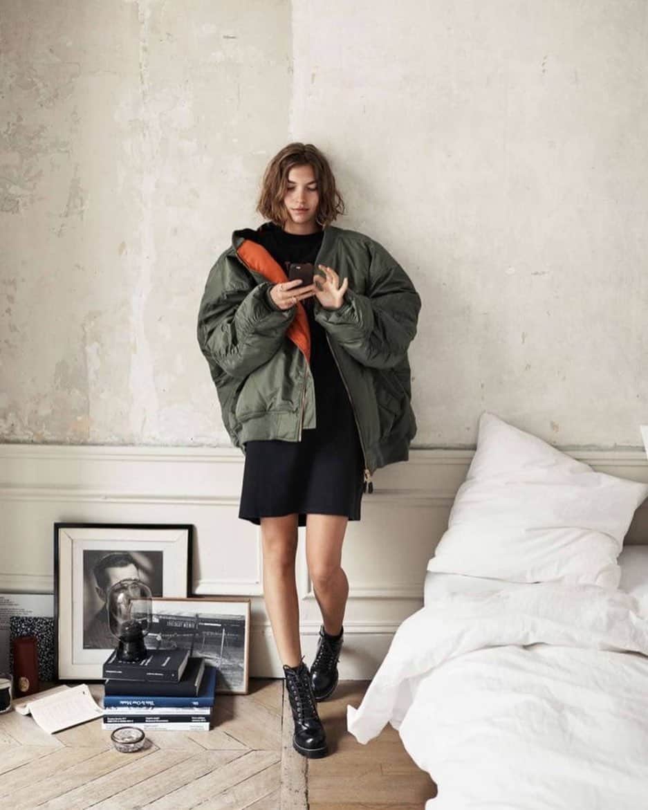 アリゾナ・ミューズのインスタグラム：「After many questions about how to gift more responsibly and sustainably I’ve decided to share some more beautiful and ethical gift ideas in my stories throughout this holiday season from my favourite sustainable brands that are putting nature first. If you’re looking to simplify your life, consume less and make more meaningful purchase decisions, keep an eye out for my stories (and my Gifts highlight) so that when we buy we can do so responsibly without harming the 🌎.   Today I’m sharing beautiful sustainable ways to wrap our gifts (featuring some treats inside 🎁) because SO much unnecessary plastic is involved in gifting and there are much more creative and sustainable ways we can wrap our treasures.  Another little tip during the holiday season: have big clear out of all the things you don’t need and share with friends or donate to charity shops/clothing rental companies. Making space, simplifying and sharing what we no longer use with friends and family is a wonderful way to end the year and prepare for a fresh start in January.  Let me know in comments if you have any questions or suggestions 🌱  #SustainableGifting #ShopResponsibly #SustainableStories #ClimateJustice #Sustainability」