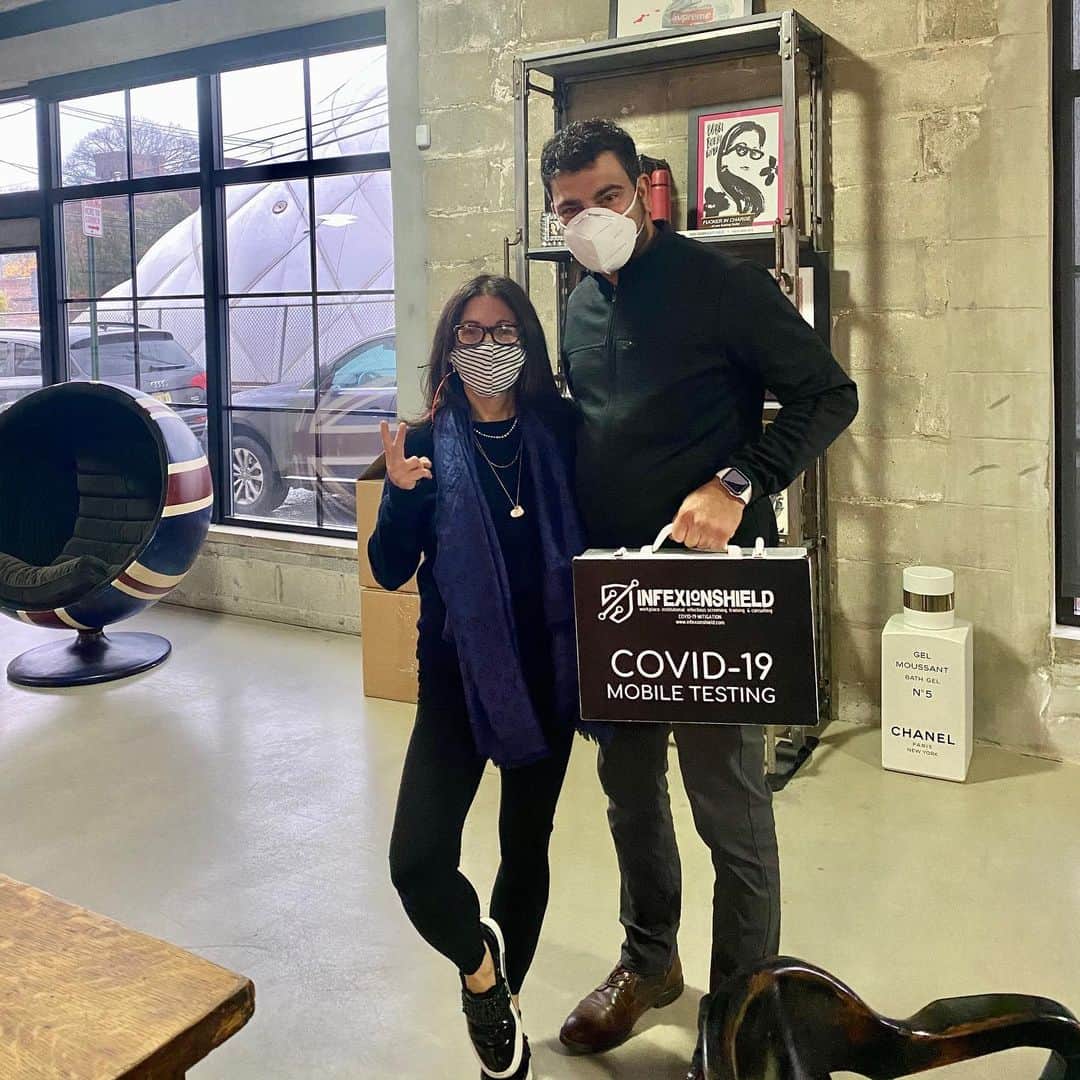 ボビー・ブラウンのインスタグラム：「All good. Safety first. Ready for the shoot. @infexionshield @citymd  @@jonesroadbeauty」