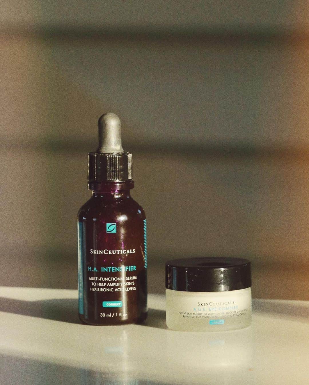 Jenn Imさんのインスタグラム写真 - (Jenn ImInstagram)「Giving my skin a lil snack with my @Skinceuticals Plump Kit. This kit includes the H.A. Intensifier to improve the visible appearance of firmness, smoothness & facial plumpness + the A.G.E Eye Complex to fight the appearance of crow’s feet, dark circles & puffiness. It all comes in a premium cosmetic bag ($30 value). Get this $178 deal ($228 value) just in time for the holidays at a SkinCeuticals Physician’s office near you~ #SkinCeuticalsPartner」12月1日 2時58分 - imjennim