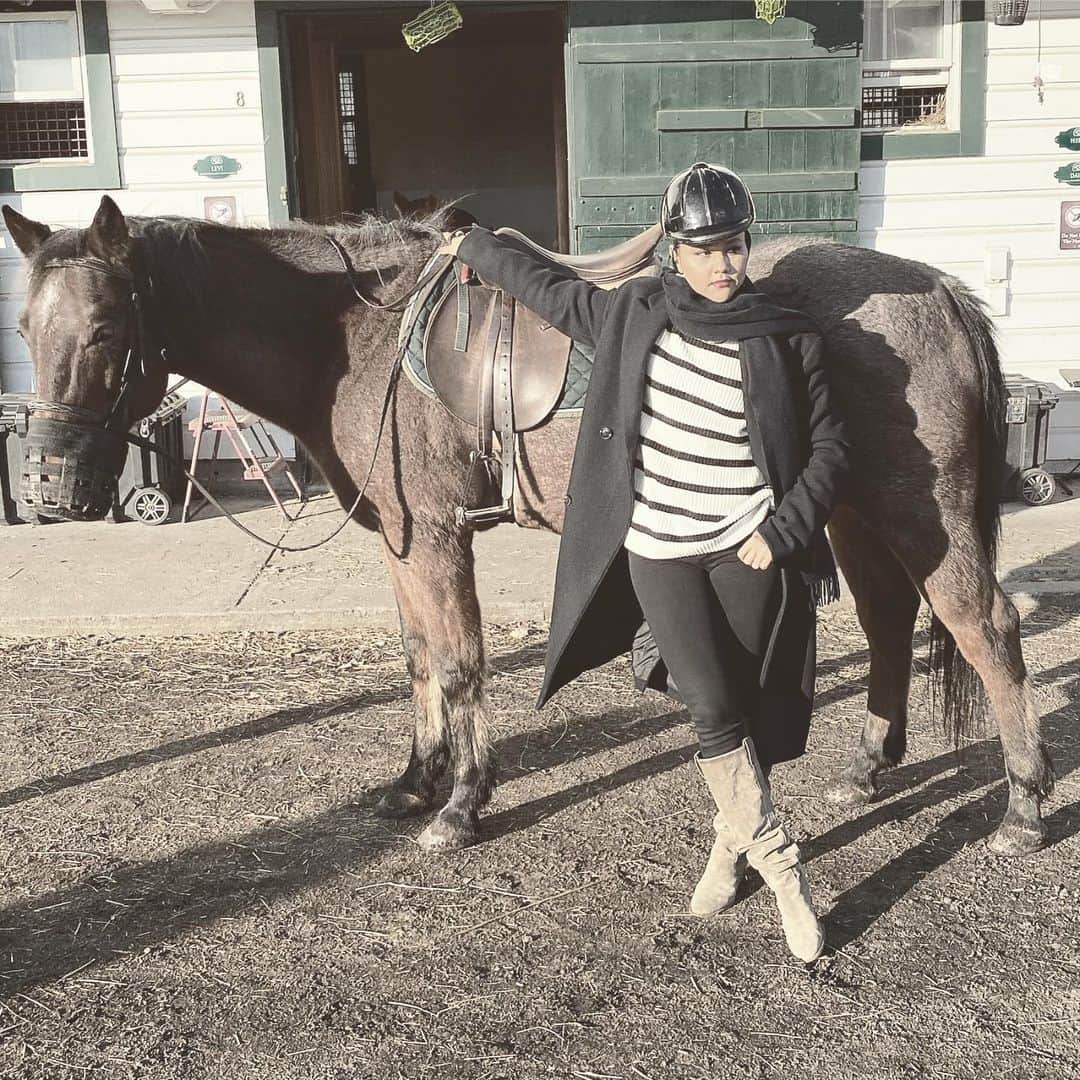 キャット・デルーナさんのインスタグラム写真 - (キャット・デルーナInstagram)「To ride a horse it takes a lot of patience and perspective to become one with the animal. So for those who ask me what i’ve  been doing during this time? One of the things is my new favorite sport! Riding my favorite animal, the horse! #newhobbyalert #horseriding #happymonday」12月1日 2時59分 - katdeluna