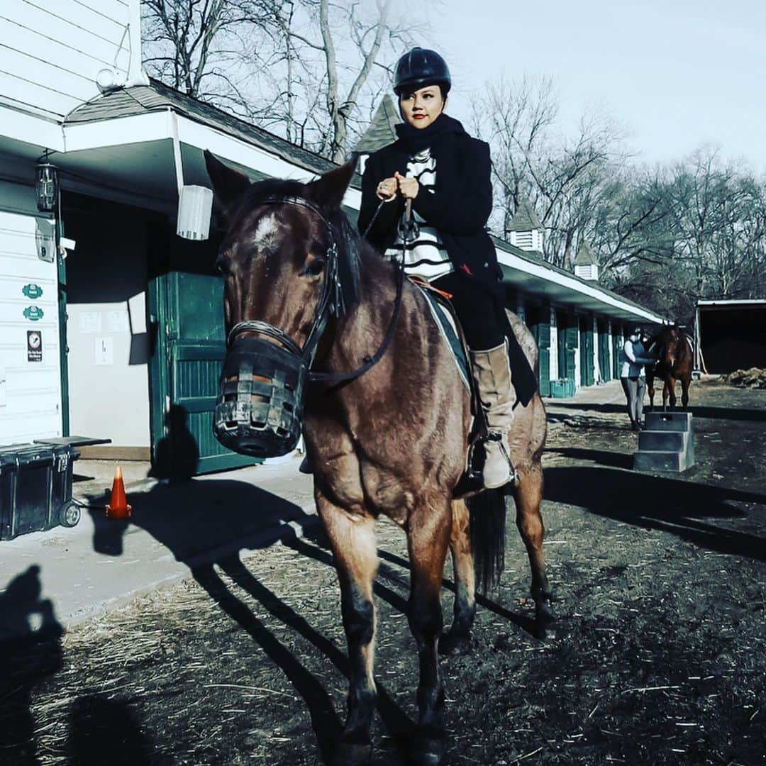 キャット・デルーナのインスタグラム：「To ride a horse it takes a lot of patience and perspective to become one with the animal. So for those who ask me what i’ve  been doing during this time? One of the things is my new favorite sport! Riding my favorite animal, the horse! #newhobbyalert #horseriding #happymonday」