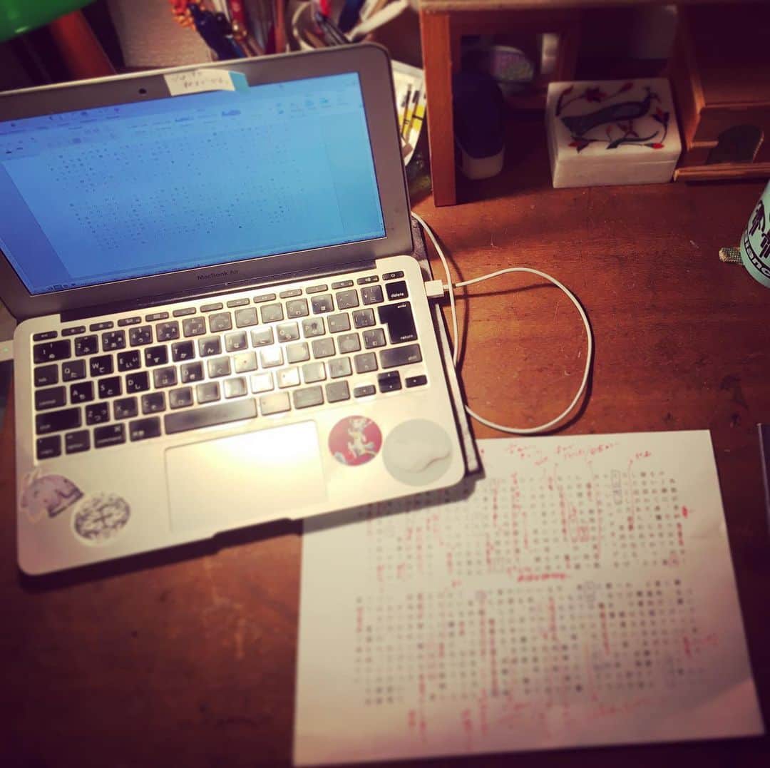 三角みづ紀さんのインスタグラム写真 - (三角みづ紀Instagram)「あたらしい仕事机。あたらしくはないけれど。」12月1日 3時12分 - misumimizuki