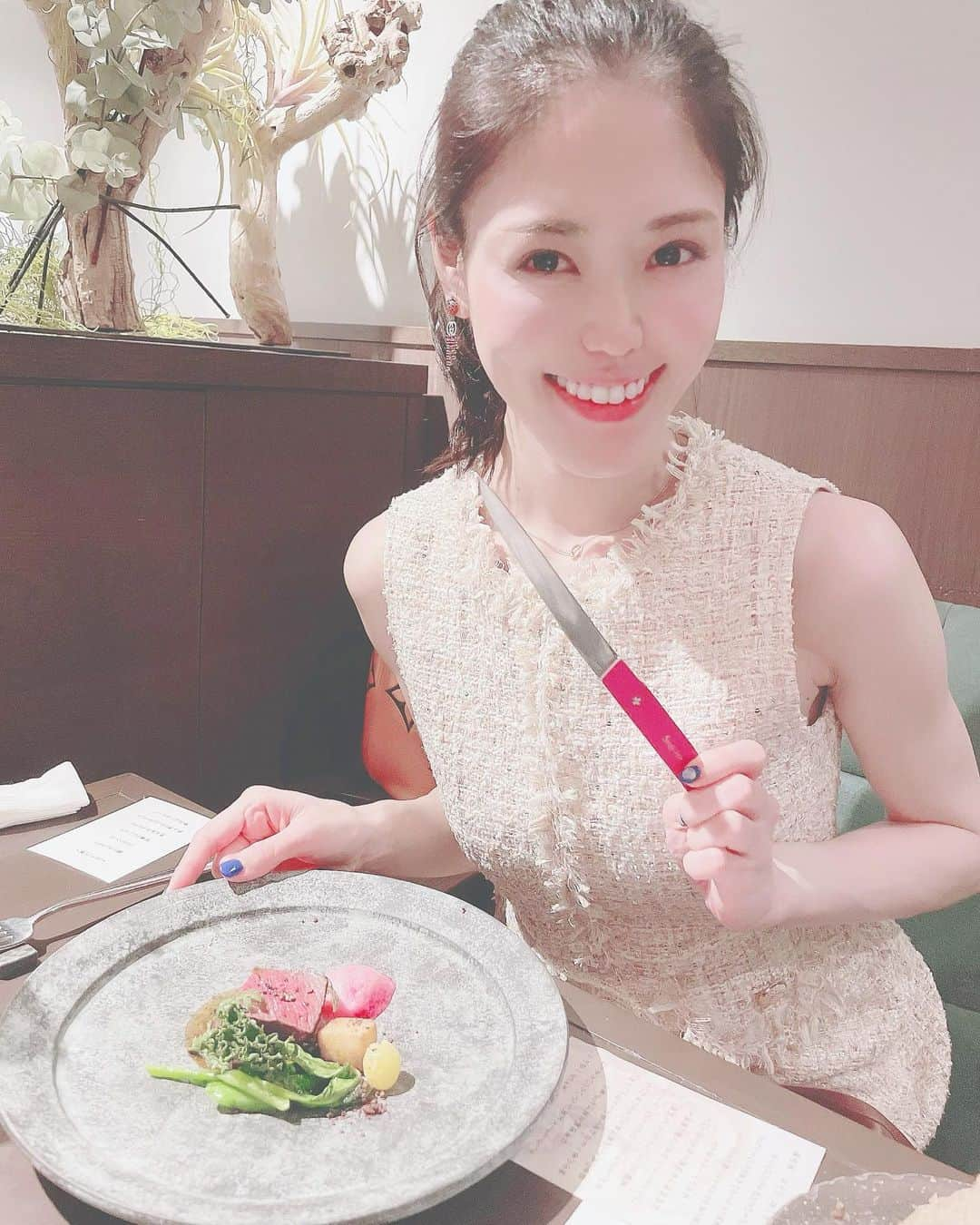 北内みさとさんのインスタグラム写真 - (北内みさとInstagram)「食べ物の写真あんまり載せすぎって言われて控えめにしてたけど、今回だけ😣  みんなありがとうございます🥺🎀✨ 女子会のお席も多くてお洒落なお店だった🍒🍑 ファアグラマスカットのキャンディ🍬とか、鯛の鯛焼き🐡、可愛いい💕 楽しい料理は最高🥰💕 #セップ茸 大好き💕 そして、今日の月と空🌕 どうやら昨日が、満月だったらしい.. ピンクのパンツふりふりするの忘れてた😨 （金運アップらしいです😞💰）  #happybirthday #お誕生日 #表参道 #シンシア #sincere #石井真介シェフ #魚のパイ包み #鯛焼き #北参道 #フレンチ #French #満月 #食べるの大好き #お祝い ありがとうございました🥰✨ #instagram #followme #東京グルメ #飯テロ #Japanesefood」12月1日 3時13分 - unyn1992