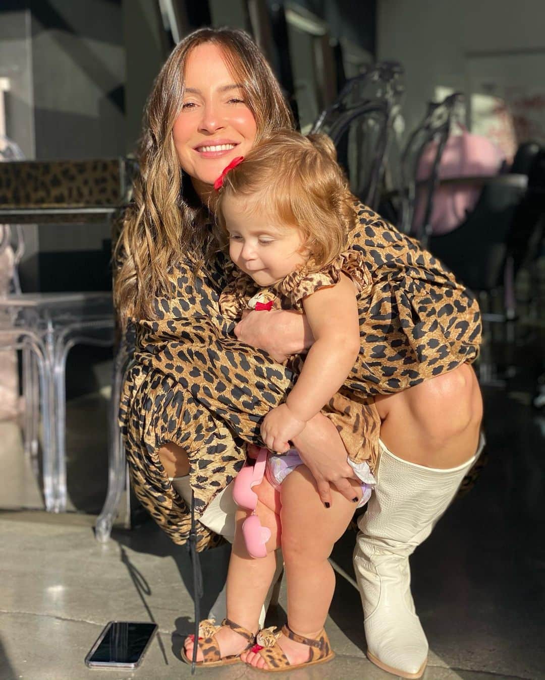 Claudia Leitteのインスタグラム：「Bela sem sol na cara/ Bela com sol na cara. O sol mexe com com a gente! No caso, revelou a face dela quando vai botar quente! 😂😂 Ps. A menina tá crescendo tão rápido que, certamente, no próximo verão o vestido de onça não vai lhe caber mais. 😩#SolASol ☀️」