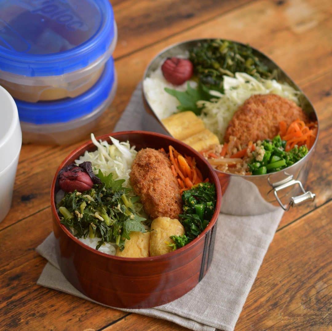 yukiyoのインスタグラム：「2020.12.1* ・ 今日のお弁当 ・ 大根葉しらすふりかけ、梅干しごはん 甘い玉子焼き キャベせんにメンチカツ 人参ごま炒め ポエム菜ごま和え ・ りんごの煮たの お湯を入れるお味噌汁 ・ ・ ちょっと今日から12月ですって⁈ クリスマス感あんまり無いんですけど 今年もあと1ヶ月なんですね… ・ 毎年の事ですが 1年あっという間。早いなぁ。 ・ ・ 来年は気兼ねなく出歩ける年になって欲しいですね ・ ・ #ちょっと気が早い？ ・ #お弁当 #obento #bento #lunch #lunchbox #onthetable #japanesefood #暮らし #曲げわっぱ #lin_stagrammer #ロカリ #おうちごはんLover #マカロニメイト #IGersJP #フーディーテーブル」