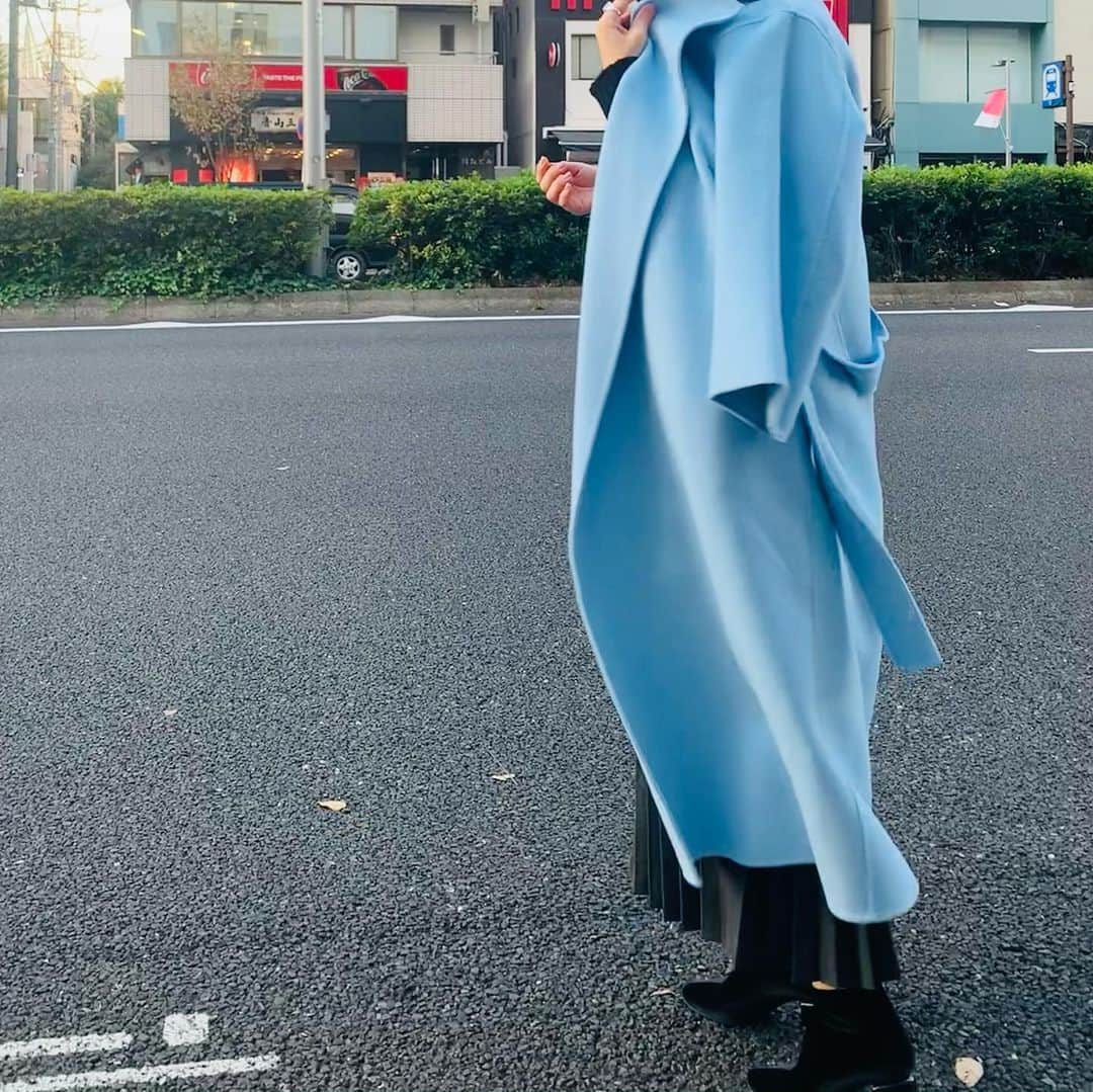 大草直子さんのインスタグラム写真 - (大草直子Instagram)「おはよう！　今日の青空みたいなコートは、３年目のお気に入り♡今日から12月。星の動きや価値観や、地球の流れが変わるタイミング。風に乗りつつ、楽しんで過ごしたいな。 @amarc_official  #barrie #珍しいアルファベットニットは #バリーのもの #1903年スコットランドで #生まれたブランド #カシミヤニットが有名」12月1日 8時59分 - naokookusa