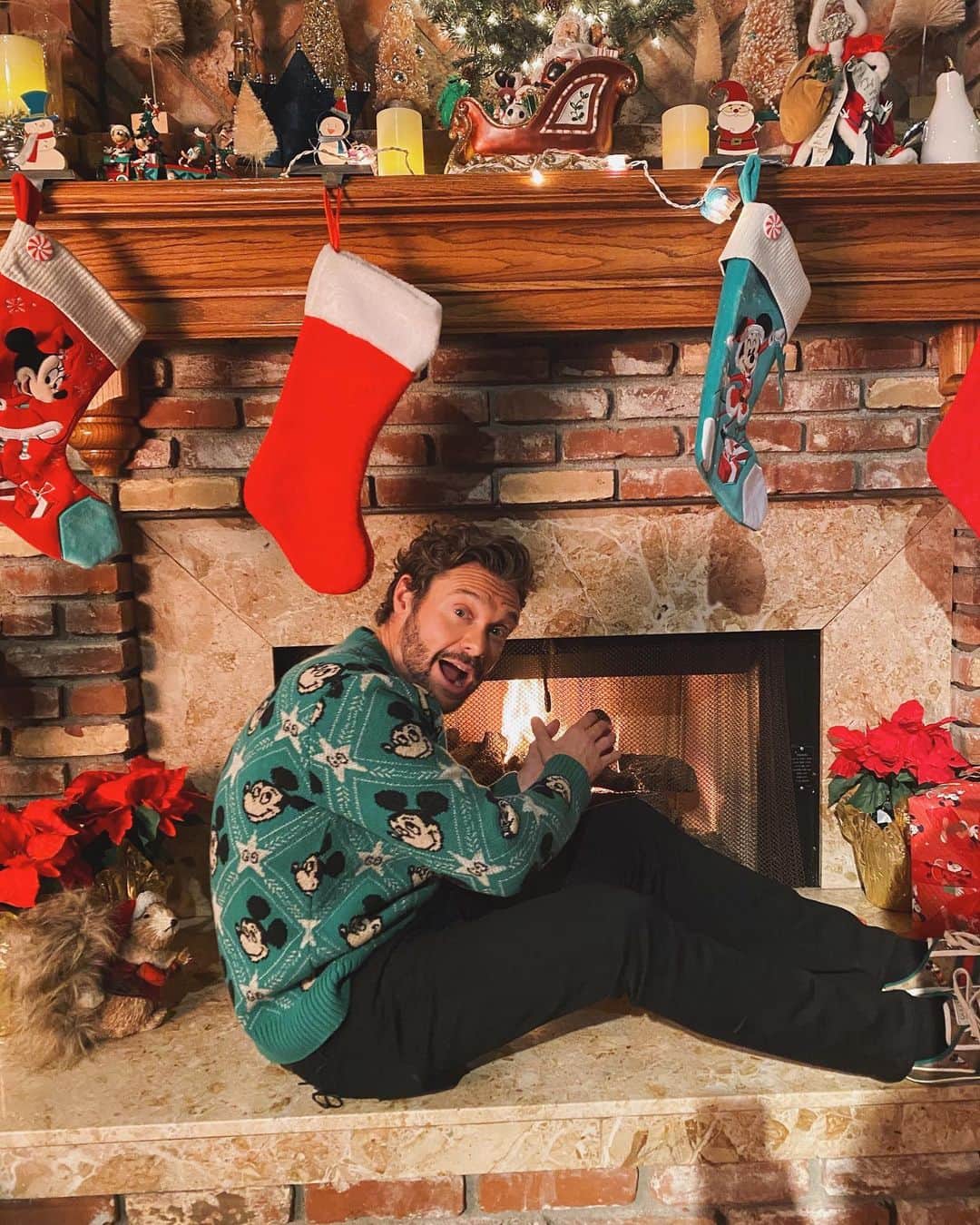 ライアン・シークレストのインスタグラム：「Get cozy and warm up those vocals. #DisneyHolidaySingalong airs tonight at 8|7c on @ABCnetwork!」