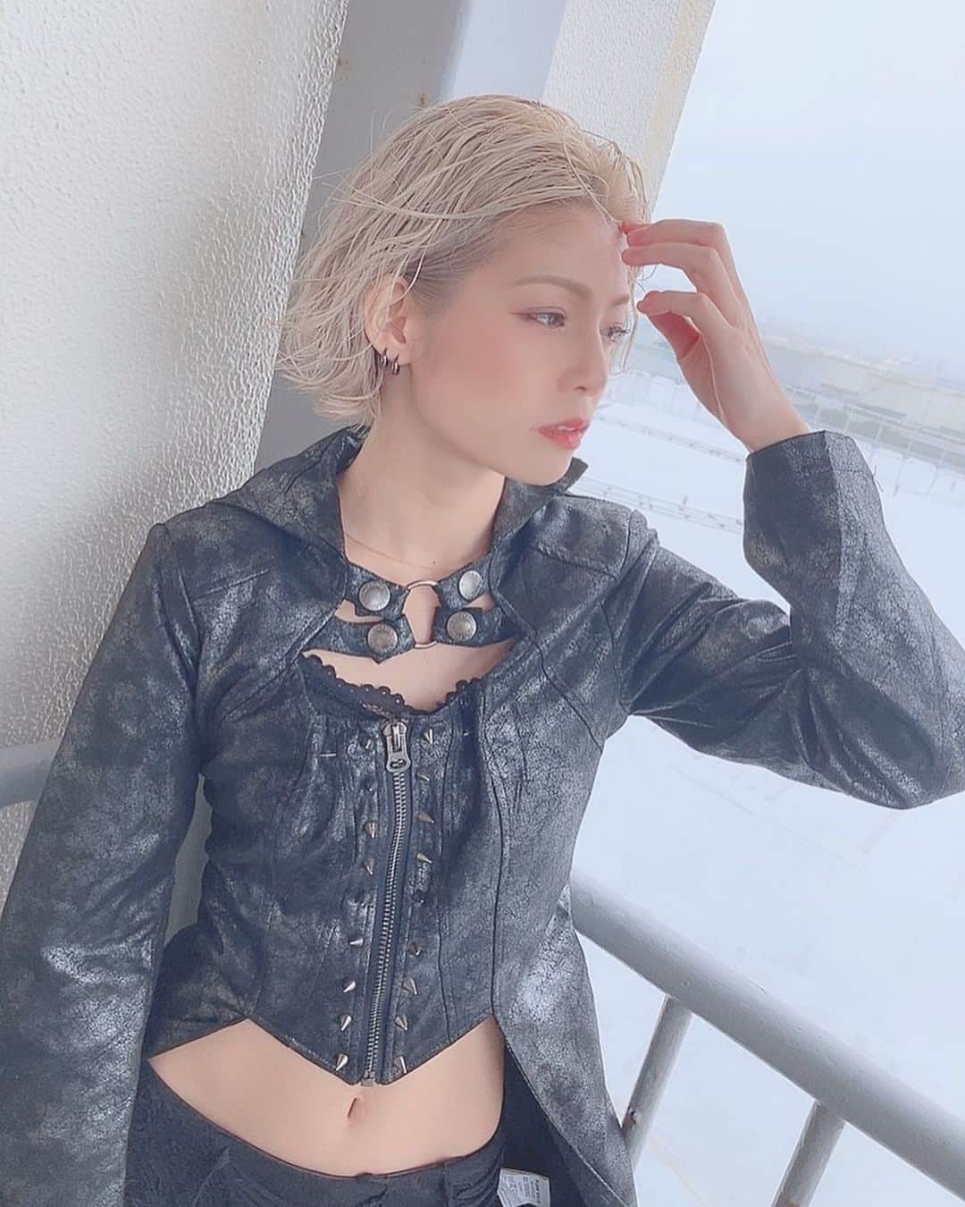 のインスタグラム：「12月が来るたび儚さを感じてしまう👩‍🦳👩‍🦳 ・ 今月もよろしくね🎄 ・ ・ #かきあげ前髪 #かきあげバング  #ショートヘア #ハイトーンカラー #ハイトーンショート#mv撮影 #オフショット#offshot #📷#december」