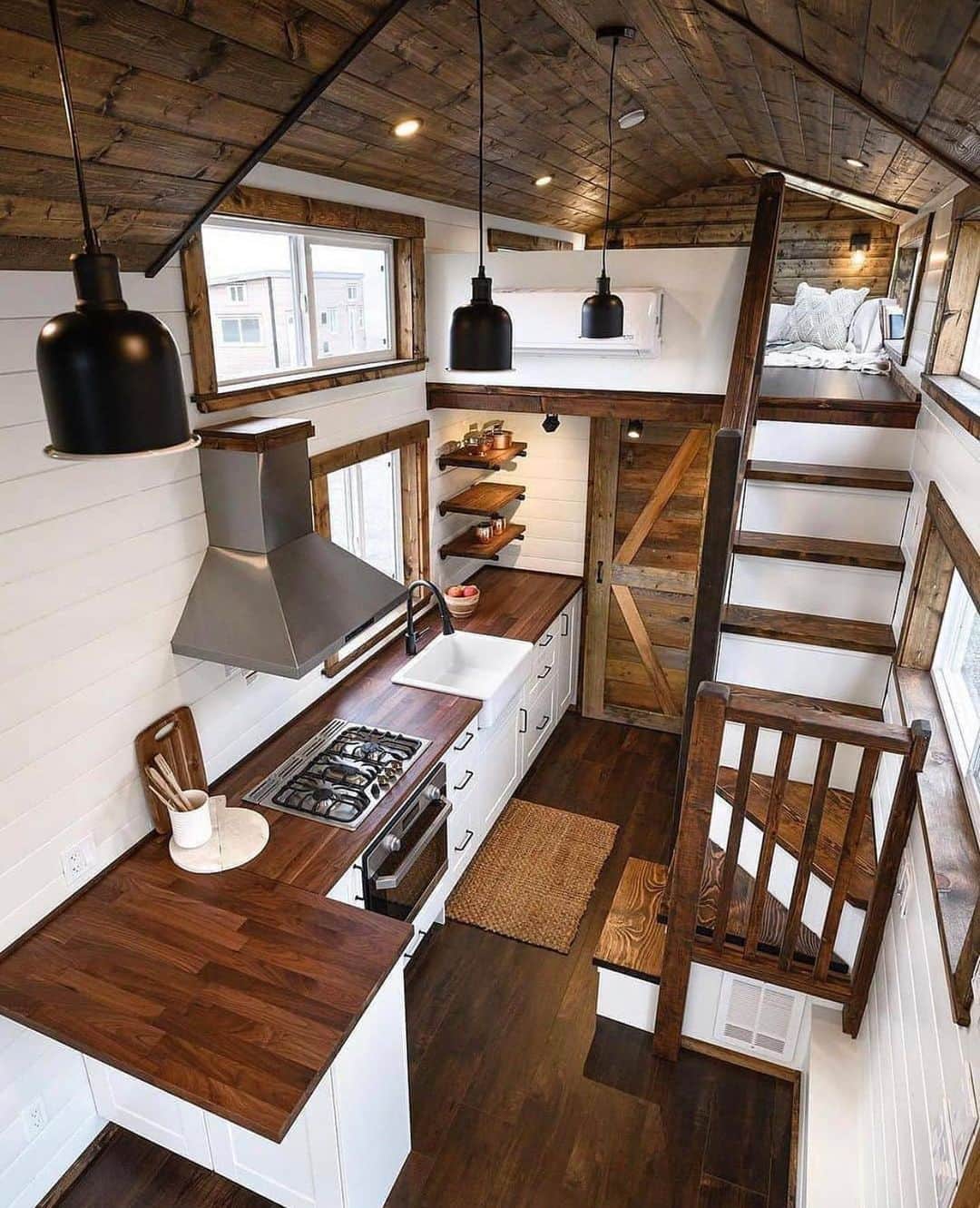 Crazy Roomsのインスタグラム：「Could you live in this tiny home?! 😍✨ by @minttinyhomes」
