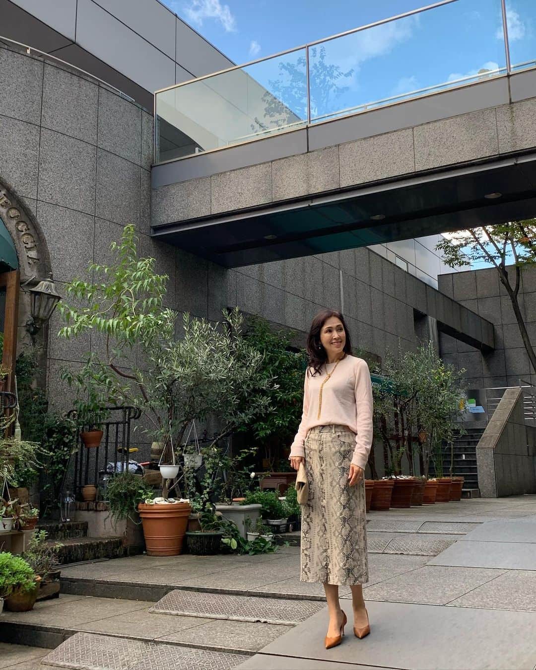 のインスタグラム：「昨日は、久しぶりに会うお友達とランチ 笑いすぎて、笑いシワができそるかと思ったわ  I had such a fun with a friend yesterday.  @definebeautyjapan  @definebeauty @ディファインビューティ  #お友達 #楽しかった #思い出 #ファッション好き #ファッション好きと繋がりたい  #アラフィフコーデ #アラフィフ女子 #大人可愛い #今日のコーデ #大人スタイル #ZARA #zarawomen  #ザラ  #キレイめコーデ #スタイルアップ #instapicture  #beauty  #beautiful  #fashionblog #fashionblogger #dailylook #tokyolife」