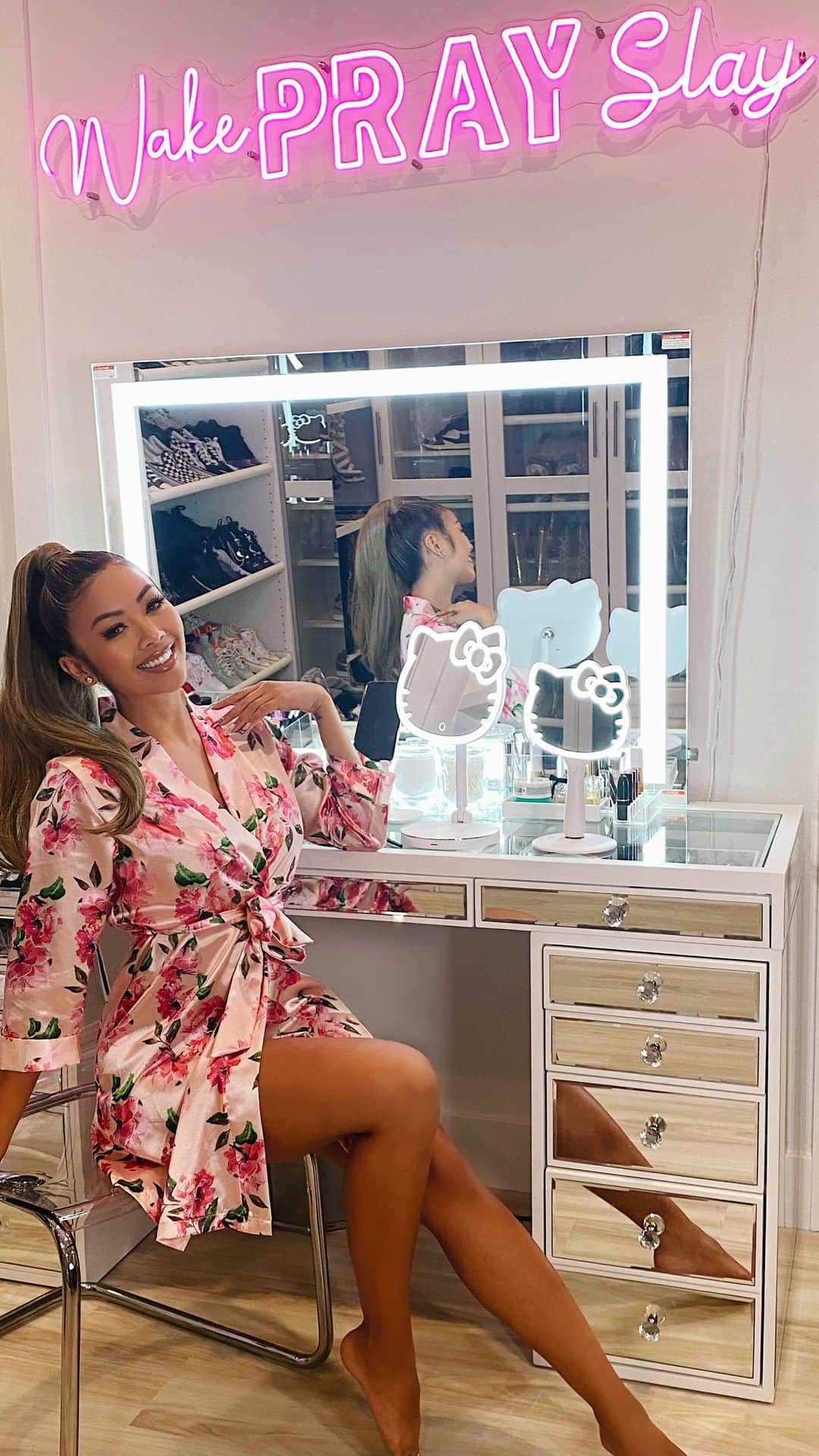 リアン Vのインスタグラム：「'Tis the season for giveaways and gifts! ✨💝 I have partnered up with @impressionsvanity to give YOU a chance to win a Crystal Pro Vanity mirror paired with a Slaystation Pro Premium Vanity Table. To join all you have to do is: 1) Follow @lianev and @impressionsvanity 2) Like this post ❤️ 3) Tag 3 of your besties (must be following too) 👯‍♀️ (1) Winner will be announced on 12/4/20✨ #Giveaway ends 12/2/20 at 9PM PST. No purchase necessary. Void where prohibited. Must be 18+. US residents only. We will announce the giveaway winner via DM from @impressionsvanity, official Instagram page, on 12/4/20 11AM PST.  Good luck everyone! 💖」