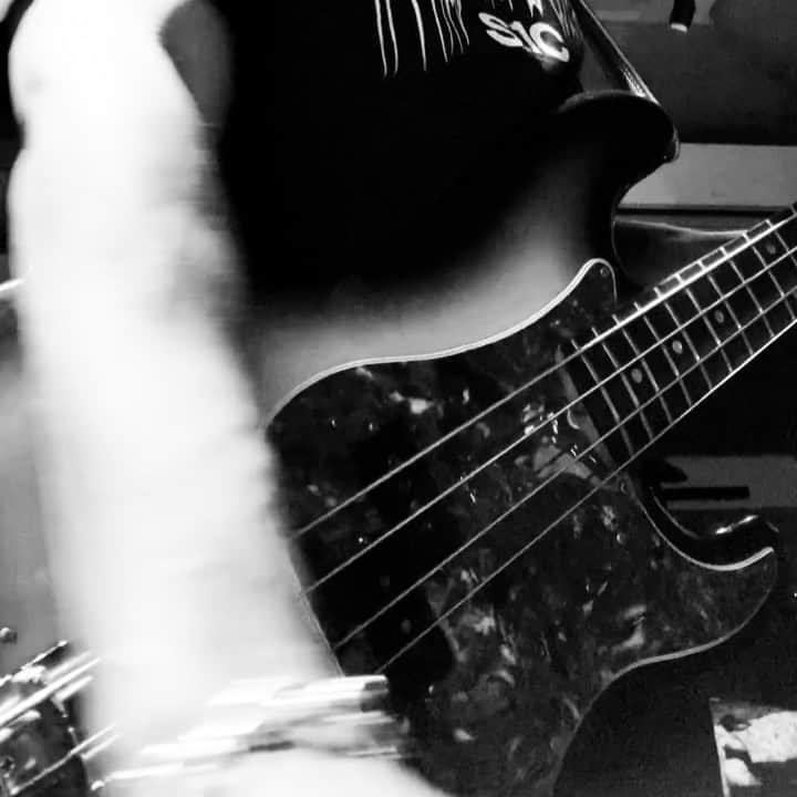 ミゲルのインスタグラム：「64 Pbass, solitude, teeth cleaning, then fresh air was the songwriting process this time 🔪🌹」
