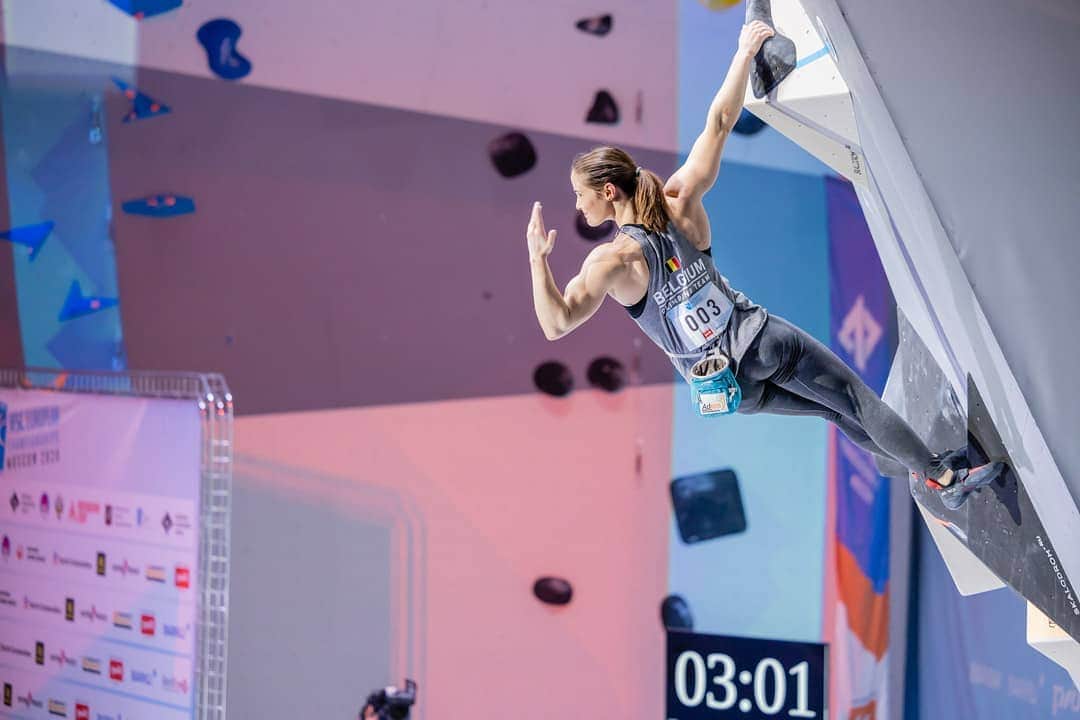 クロエ・コリエーのインスタグラム：「Back from Moscow with stars in my eyes 🤩 I'm vice European boulder champion. I haven't fully realised yet but I know that one of my dreams has come true! And it doesn't stop there. After this exciting bouldering final I had to stay focused because the competition wasn't over. Everyday, no matter the result, we had to reset our mind and give it all because we all dreamed of the ultimate fight: the combined final and the first place awarding the last Olympic ticket. Until the last second, anything could happen. On Friday I qualified for the combined final. What a relief! From then on, it was just a bonus for me, I was going to have fun and enjoy it! That was my philosophy. On Saturday that's what I managed to do, I played well and climbed brilliantly in all 3 disciplines. At the end, when I went down my route, the last one of this competition, I was happy and proud of myself. I saw on the results board that the Olympic spot was slipping through my fingers and I'd probably get the bronze medal in the overall. This didn't change anything to my satisfaction, I gave everything I had, I had no regrets and I was even very happy with this beautiful result... until the drama happened: I see my name demoted on the results table. I am now only 5th and my lead score has dropped from 30+ to 21+. I run up to the jury president to ask him what's going on... An appeal was made... I inadvertently used a bolt... At that very moment, my world collapses, I feel like shouting, breaking everything, I am angry and sad at the same time. I don't deserve this. My climbing doesn't deserve that. This situation leaves me with a bitter taste and I am disappointed to end this beautiful competition on this note. Nevertheless it's the rules and it's part of the competition. It's hard but in hindsight I accept it and I know that in a few days I will only remember the positive sides of this competition. And there are a lot of them! I want to thank all the people who helped me to achieve my goals:  •my coach, my family, my mental coach, my physical coach, my boyfriend and my friends. •my federations and sponsors. •the organizers. •everyone that supported me closely and remotely during the event 🙏」