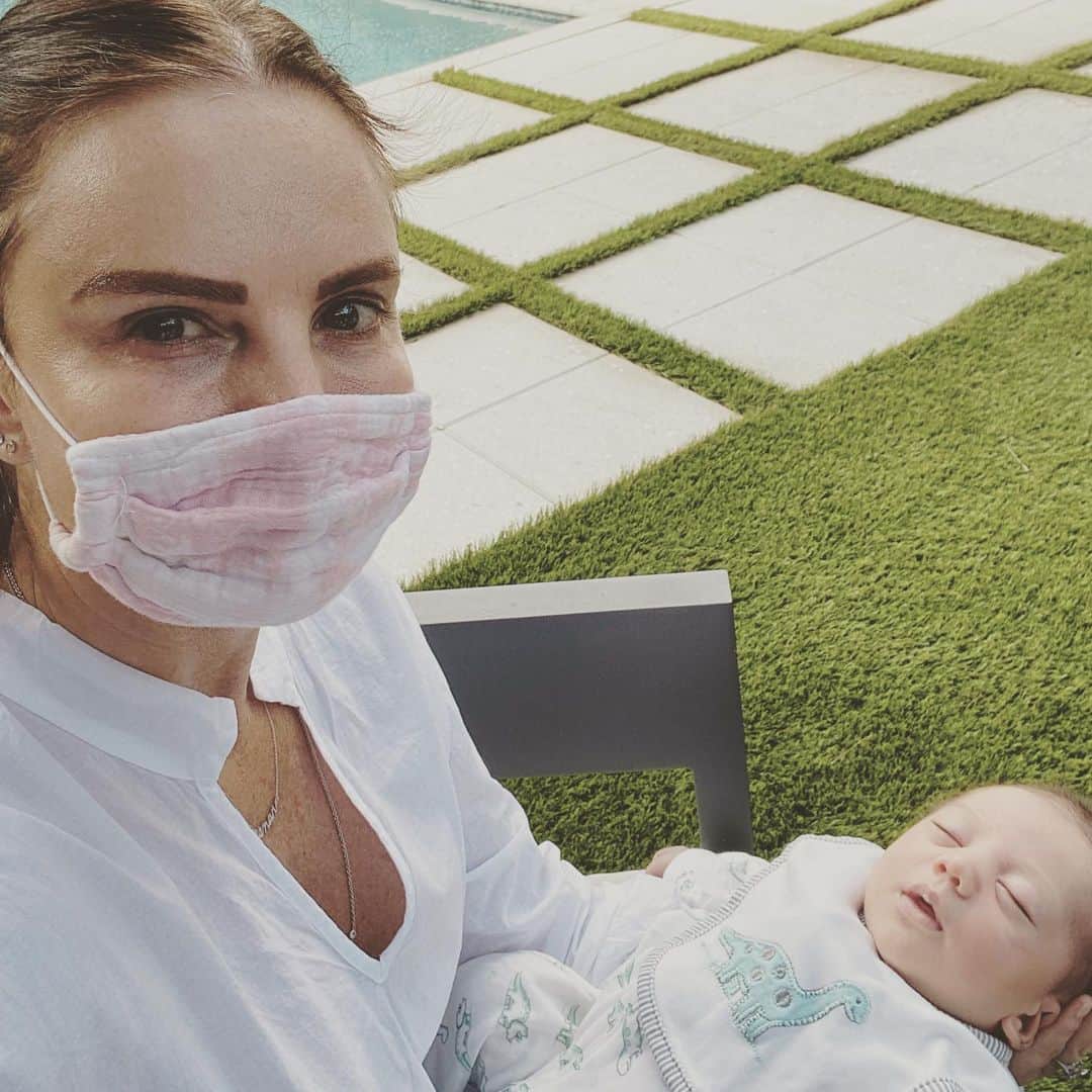 ガブリエル・アンウォーのインスタグラム：「Welcome Baby Miles! So thrilled to be a great aunt! #jackieholland @alli_malnik @andee123456 @shareefmalnik」