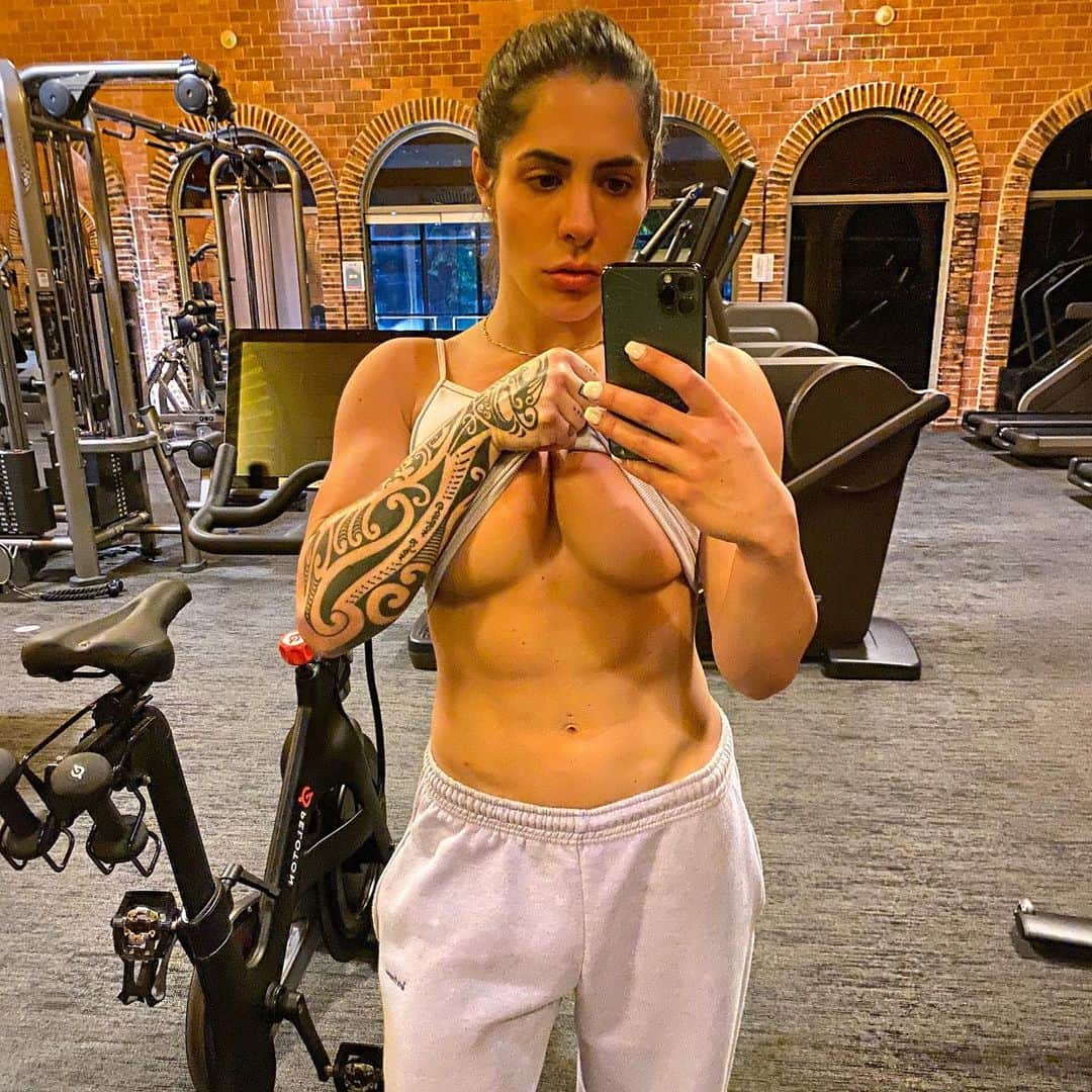 Nathalia Santoroのインスタグラム：「Gym selfie to remind you that I am the boss」