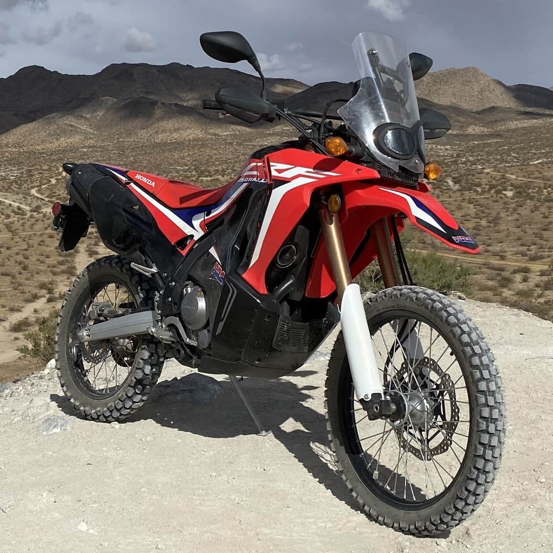 Honda Powersports USさんのインスタグラム写真 - (Honda Powersports USInstagram)「CRF250L Rally - Built to survive everything from barren deserts to weekday commutes. #betteronahonda #crf250lrally #crfcollective」12月1日 4時00分 - honda_powersports_us