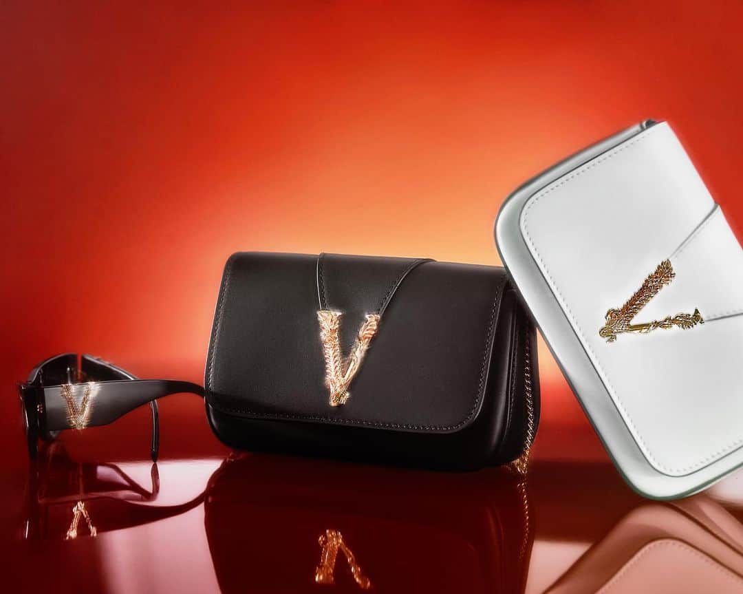 ジャンニヴェルサーチさんのインスタグラム写真 - (ジャンニヴェルサーチInstagram)「Bag an icon - you’ll find #VersaceVirtus handbags and accessories in our carefully curated gift guide. Available now at the link in bio. #VersaceHoliday」12月1日 4時01分 - versace