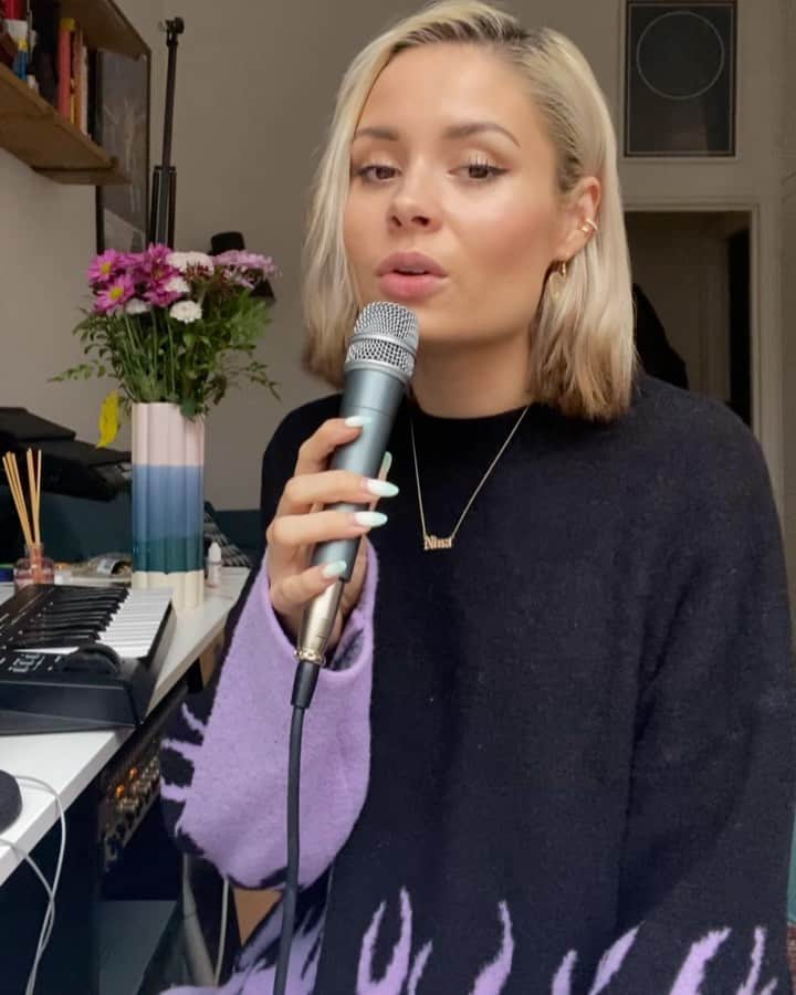 ニーナ・ネスビットのインスタグラム：「positions... but make it sad lol 💧 I’ve had about 3 hours sleep and my anxiety is through the roof today ☹️ anyone else experiencing weird up and downs atm? it’s a full moon tonight so I’m blaming that... and my starsign...」