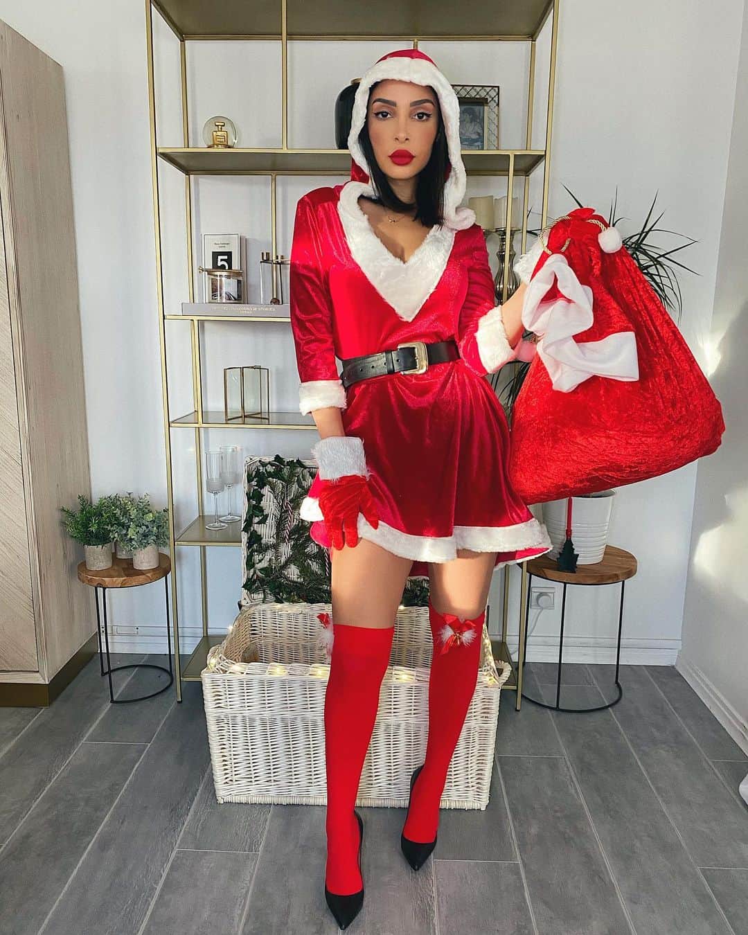 sananasのインスタグラム：「Have you been nice this year ? 😈🎁 Je déclare officiellement la période de Noël ouverte 🎄🎉J’aime tellement cette période de l’année ... même si c’est compliqué cette année 😕En tout cas pour répandre un peu de good vibes, je fais gagner un cadeau par jour en story à 20h ! Aujourd’hui on commence avec le jour 0 et on terminera avec le dernier cadeau le 25 décembre, soit 26 jours de concours 🥰  Pour participer au jour 0 c’est bien ici (allez voir ma story pour voir de quel cadeau il s’agit) ! Pour les autres jours je ne vous préviendrai pas ici mais en story, en même temps que la découverte du lot : CONDITIONS DE PARTICIPATION -1 Être abonné à mon compte insta  -2 Liker cette photo -3 Activer les notifications  -4 Poster un commentaire en taguant un pote (Pour maximiser vos chance vous pouvez poster plusieurs commentaires avec un pote différent à chaque fois 😉). Vous avez 24h pour participer, soit jusqu’à demain 20h 🍀Je donnerai les résultats en story et vous montrerai le cadeau pour le jour suivant 💚」