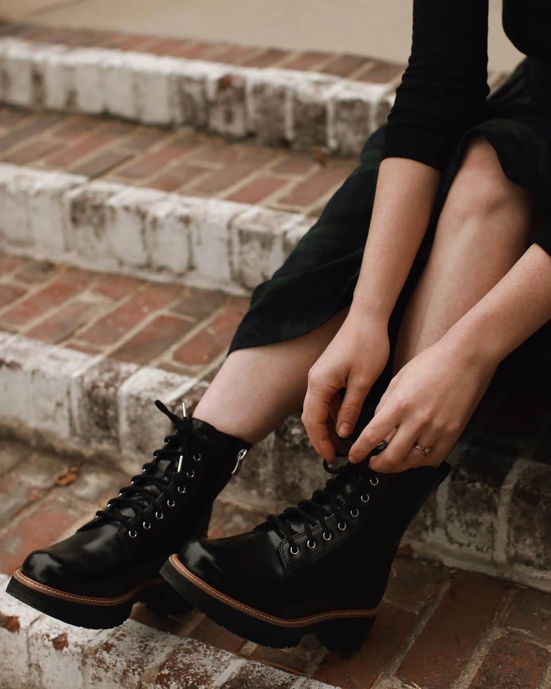 コートニー・ハルヴァーソンさんのインスタグラム写真 - (コートニー・ハルヴァーソンInstagram)「Trying out a new (for me) style with these lace-up leather boots. I've been a fan of @clarksshoes for years – everything they make feels so timeless and yet completely modern, with a real attention to detail. Made from beautiful leather, these are boots that I know will wear well with age. #ThenNowAlways [ad]」12月1日 4時08分 - prettylittlefawn