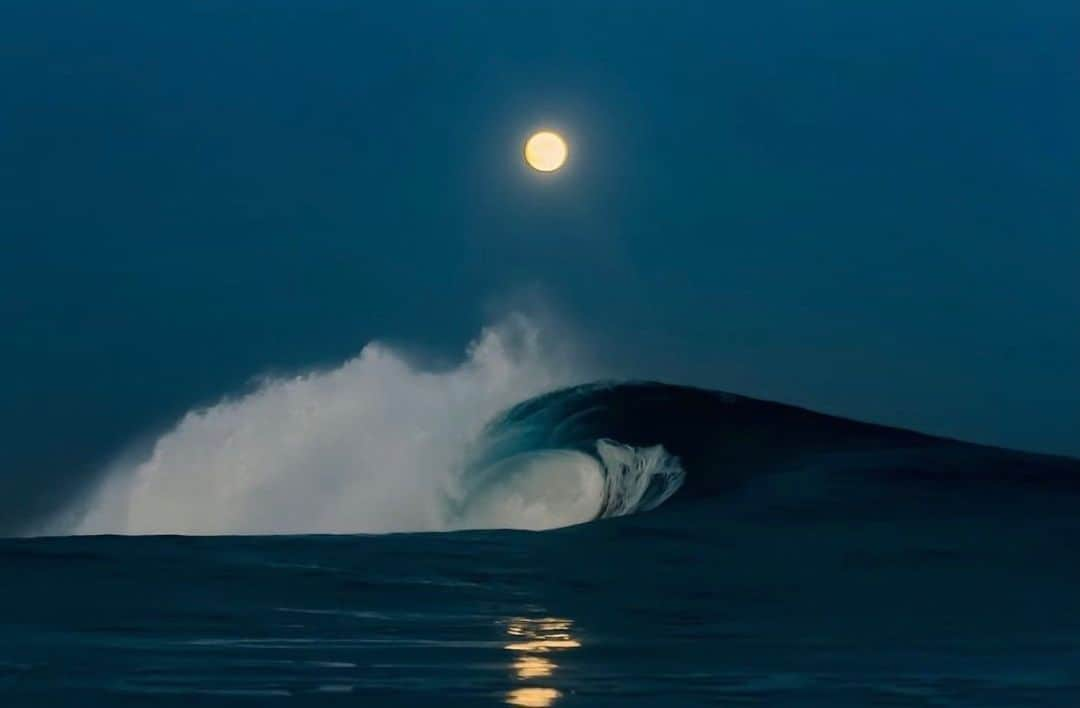 motherdenimさんのインスタグラム写真 - (motherdenimInstagram)「Full Moon x Lunar Eclipse 🌝 ♊... This Gemini moon & lunar eclipse is here to remind us of the need for transition and change.  Dating back hundreds of years, nicknamed the #beavermoon by the Native Americans. This moon signifies the time when beavers retreat for the season, showing us it's okay to do the same.  📸 @miahklein」12月1日 4時14分 - motherdenim