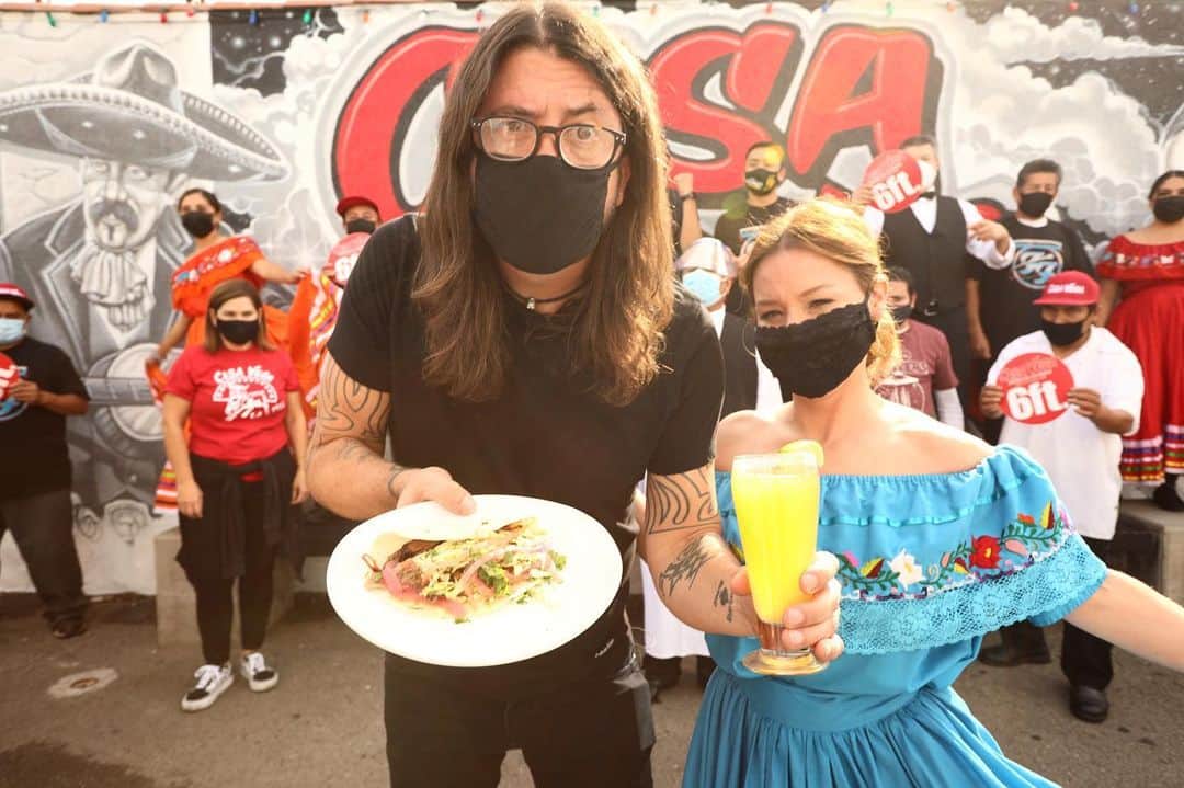 フー・ファイターズのインスタグラム：「Los Angeles 🌴 Foos x @casavegarestaurant limited-time special collab debuts TOMORROW, December 1st! Visit casavega.com to place your to-go order.   FOO FIGHTERS 🌮 Taco: Smoked Brisket Homemade Flour Tortilla BBQ sauce drizzle Mexican Cole Slaw Red Pickled Onion Chopped Cilantro   Profits from each Foos taco & drink sold will be donated to @nouswithoutyou!    Not in LA but want to contribute? The Foos x Casa Vega tee is available now in the store with proceeds going to No Us Without You! Links in bio.」
