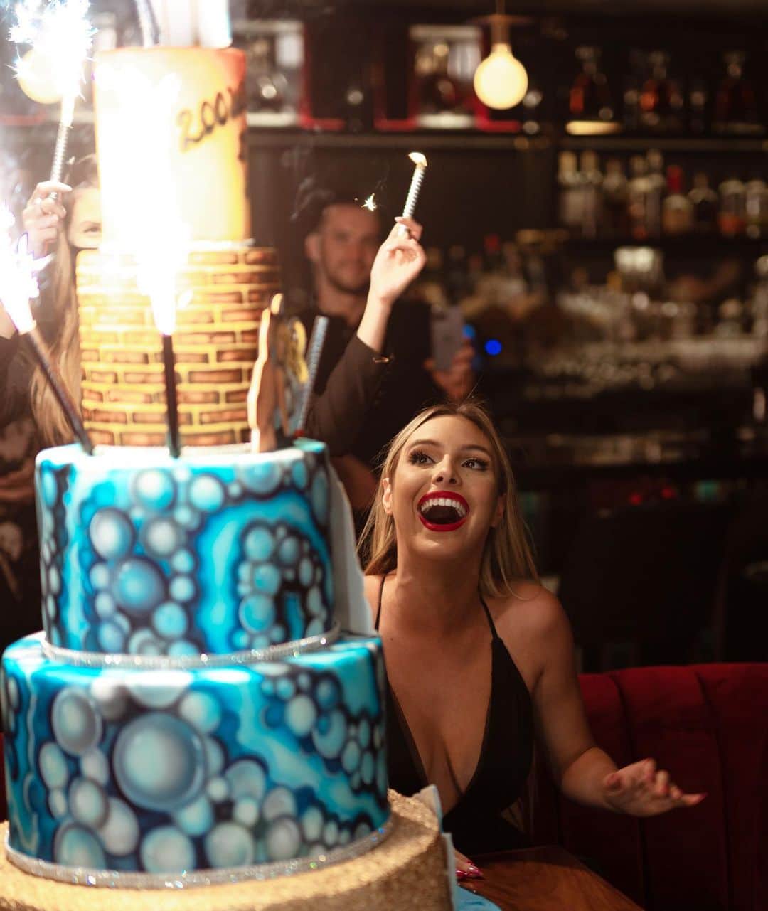 Leleponsさんのインスタグラム写真 - (LeleponsInstagram)「200 million views on “Se Te Nota” music video 🔥🤯 celebrating with this amazing cake !!!!」12月1日 4時21分 - lelepons