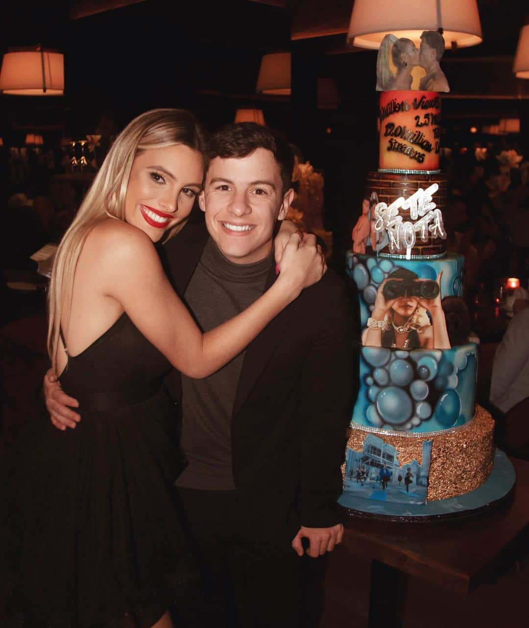 Leleponsさんのインスタグラム写真 - (LeleponsInstagram)「200 million views on “Se Te Nota” music video 🔥🤯 celebrating with this amazing cake !!!!」12月1日 4時21分 - lelepons