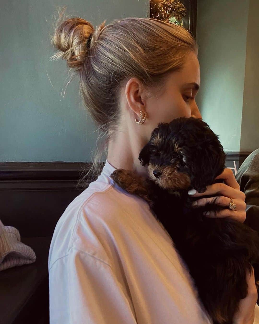 ペニーレ・タイスベックのインスタグラム：「Happiness starts with a nose and ends with a tail🐶 @ceciliethorsmark ♥️」