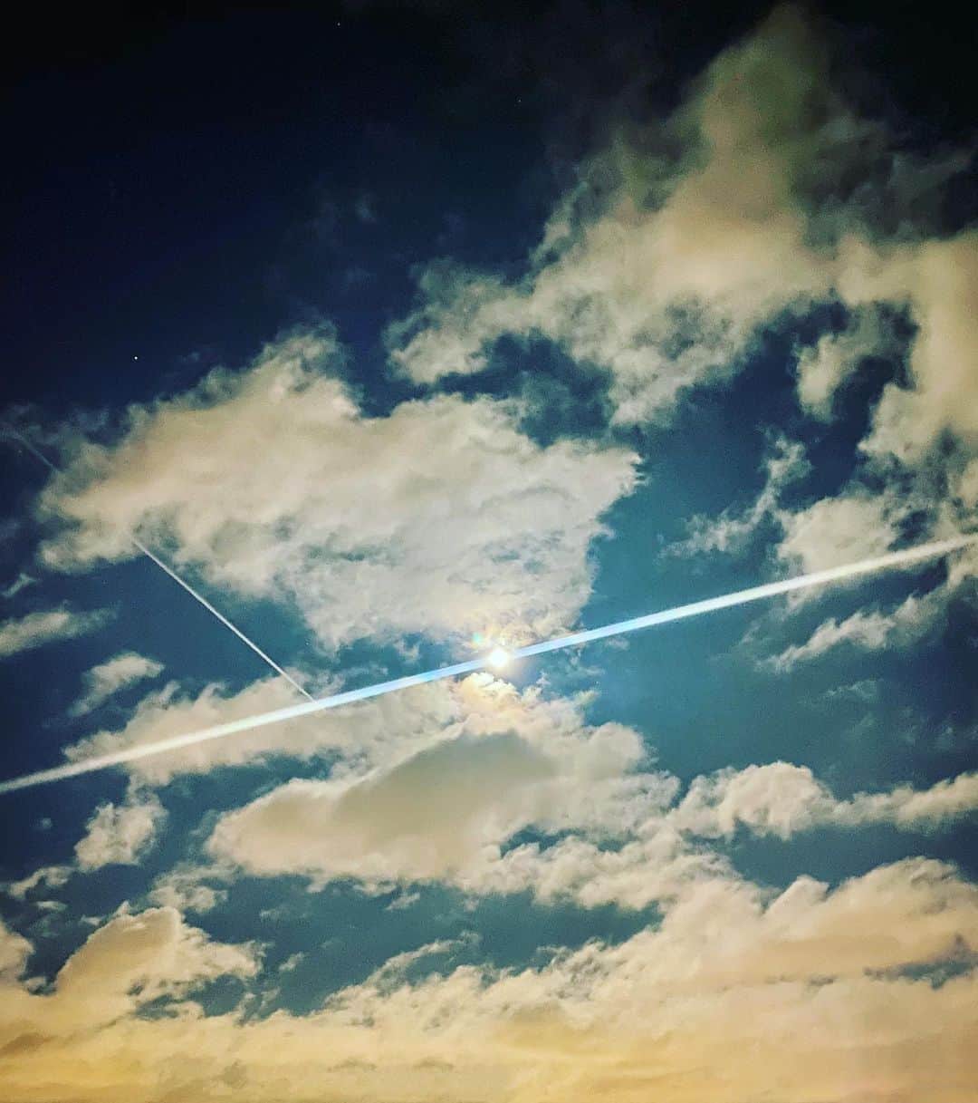 メラニー・サイクスさんのインスタグラム写真 - (メラニー・サイクスInstagram)「Nighty night 🖤💫 #beavermoon #fullmoon #skygazer #cloudlover」12月1日 4時28分 - msmelaniesykes