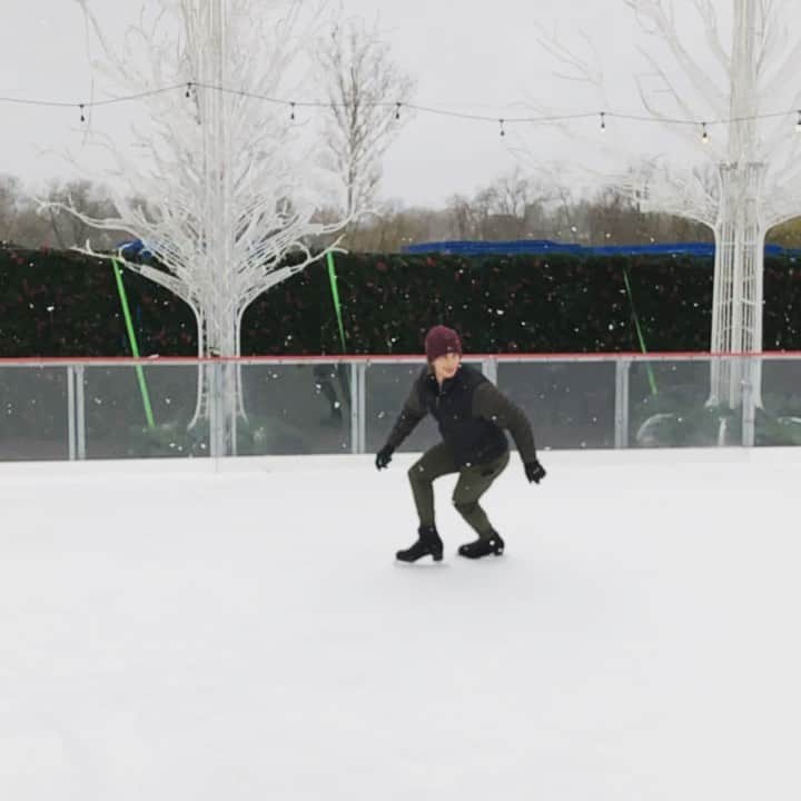 ティモシー・ドレンスキーのインスタグラム：「It’s not often you get to do a back flip outside in the snow! 🥶😆」
