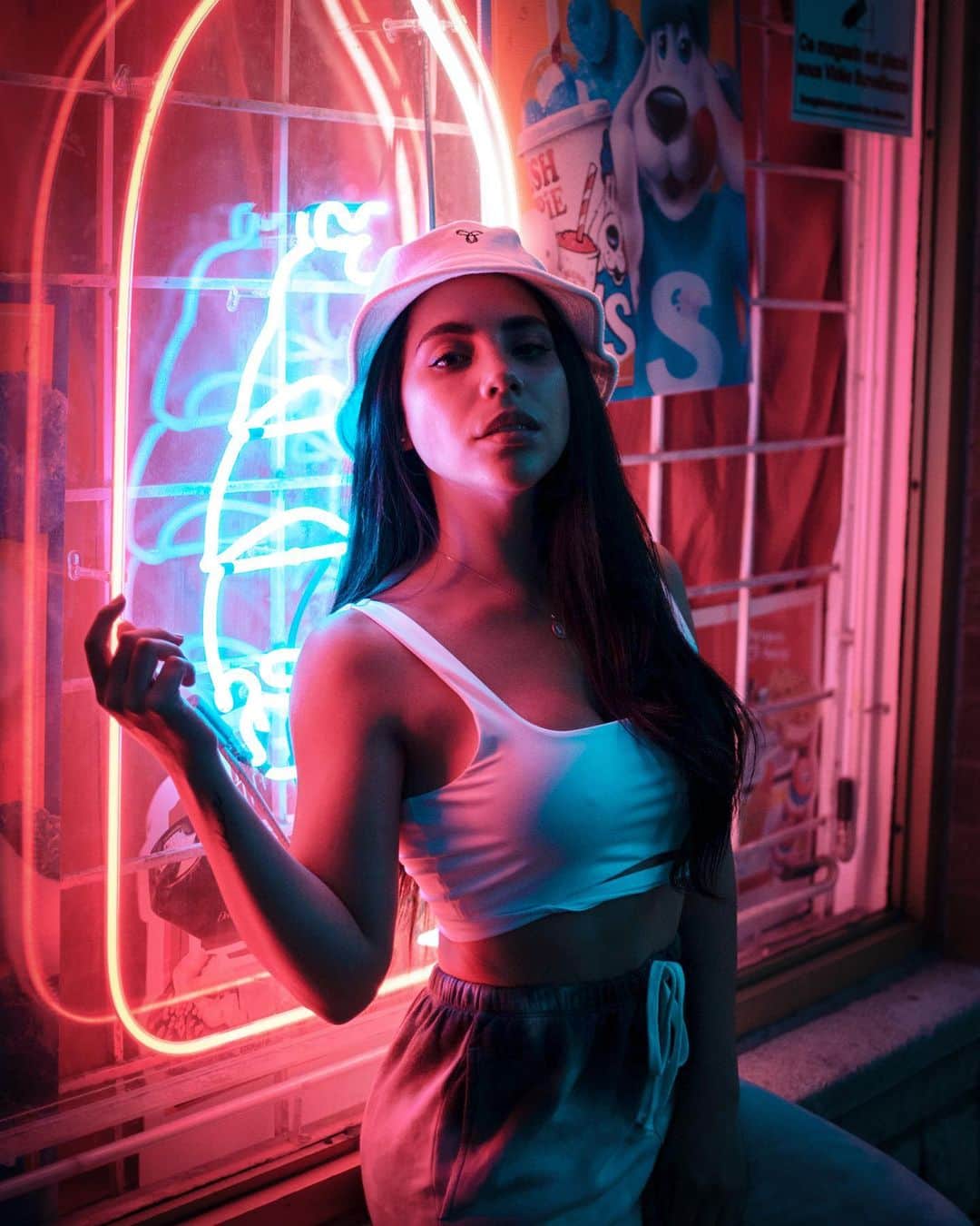 Katy Esquivelのインスタグラム：「Neon Vibes ✨  Ya estoy empacando nuevamente ropa de verano para mi siguiente viaje! Tengo sentimientos encontrados, estoy emocionada por ir a México pero al mismo tiempo triste de dejar a amigos tan increíbles que hicieron estos meses en Montreal unos de los mejores en mi vida. Les gustaría ver un reels con mis momentos favoritos en Montreal? Comenta!   Shot by @zoeyalden」