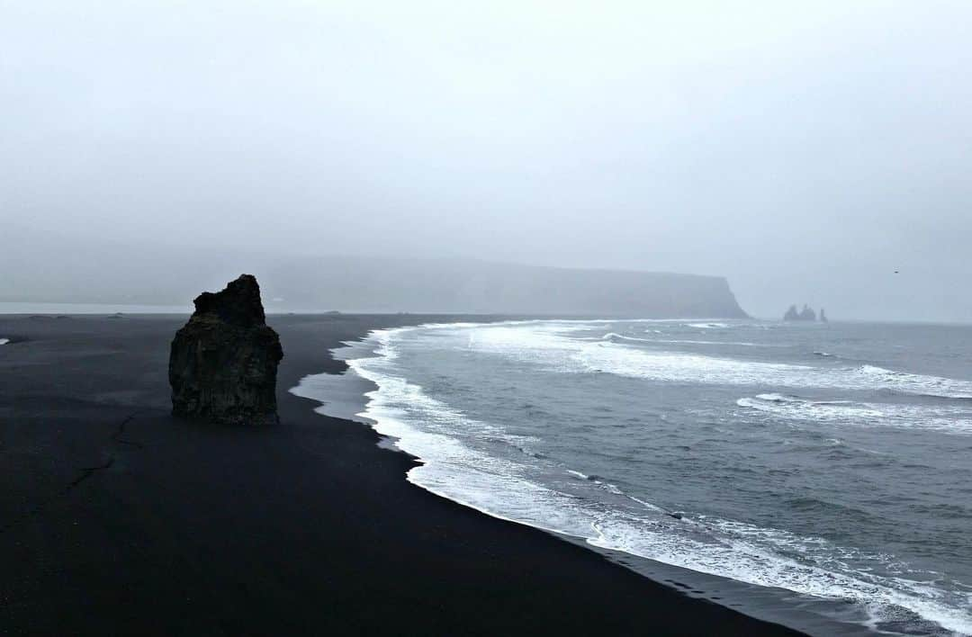 コートエシエルさんのインスタグラム写真 - (コートエシエルInstagram)「No visible limit. Explore our seasonal collection of Fall/Winter 2020: link in bio 🖤 . . . . #blackbeach #blackbeaches #naturephotography #naturelovers #naturephoto #novisible #limitlessline #coastandsky #allblackeverything #allblackeverythang #blackisbeautiful #natureisbeautiful #natureshot #nature_brilliance #nature_perfection #natureonly #natureshooters #naturebeauty #nature_of_our_world #natureperfection #natureseekers #naturelife」12月1日 4時42分 - coteetciel