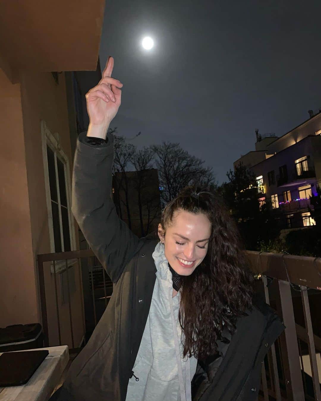 Marinet Mattheeのインスタグラム：「Penumbral lunar eclipse on my birthday 🤍🌚  My heart is so so full with an abundance of love I received from texts, videos, FaceTime’s, calls, beautiful profound cards etc. THANK YOU THANK YOU ❤️  Feeling the love and feeling beyond blessed and so so grateful ❤️‼️」
