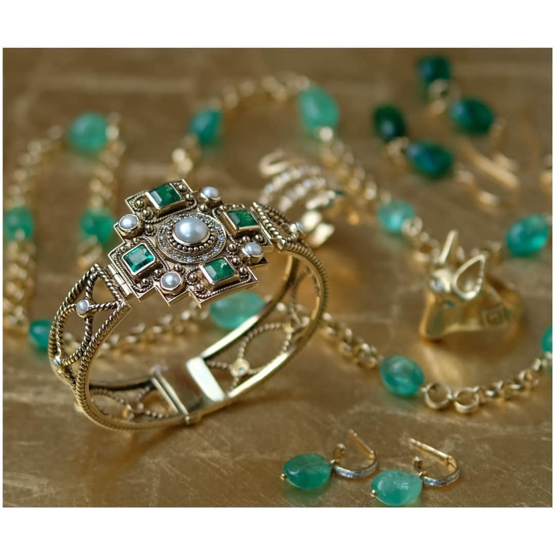 ジェイドジャガーのインスタグラム：「Lots of beautiful emerald pieces available now including this madonna cross bangle in 18k yellow gold」