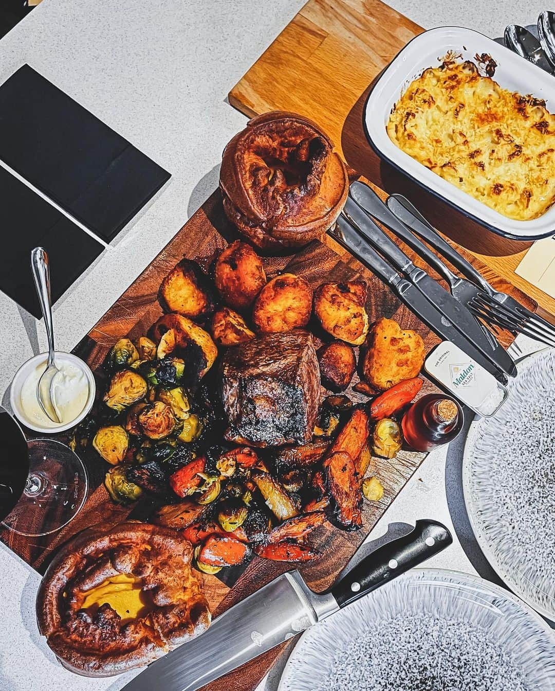 @LONDON | TAG #THISISLONDONさんのインスタグラム写真 - (@LONDON | TAG #THISISLONDONInstagram)「🔥 SUNDAY ROAST AT HOME - HEADS UP! 🔥 @BlacklockChops have a first-rate home roast kit, delivered, via Blacklock.com for £45. @mrlondon & @alice.sampo nailed it on Sunday... handpicked 55 day aged Beef Rump, Duck Fat Potatoes, Cauliflower Cheese, roasted seasonal Veg, Yorkshire Puddings, Blacklock gravy, horseradish cream + an insane White Chocolate Cheese Cake with seasonal berries! 😱 OMG!! 🔥🔥 It was a joy to heat this up, and plate it up. So easy. Insane quality and hell of a price. So get your order in for next Sunday! 💪🏼💪🏼💪🏼  ___________________________________________  #thisislondon #lovelondon #london #londra #londonlife #londres #uk #visitlondon #british #🇬🇧 #foodiesoflondon #londonfood #londonfoodie #londonfoodies #londonreviewed #sundayroast」12月1日 4時46分 - london