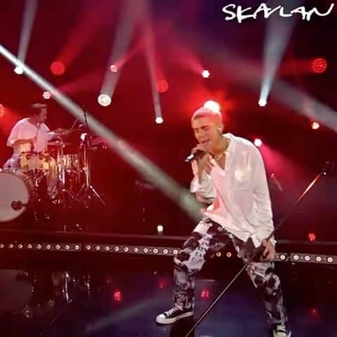 フェリックス・サンドマンのインスタグラム：「It’s been almost a year since I last performed live and I could feel that, but it feels so fucking good to be back. Premiered my new music at @skavlantvshow last Friday. “RELATIONS (ft....)” is dropping December 18th. Are you ready for this??」