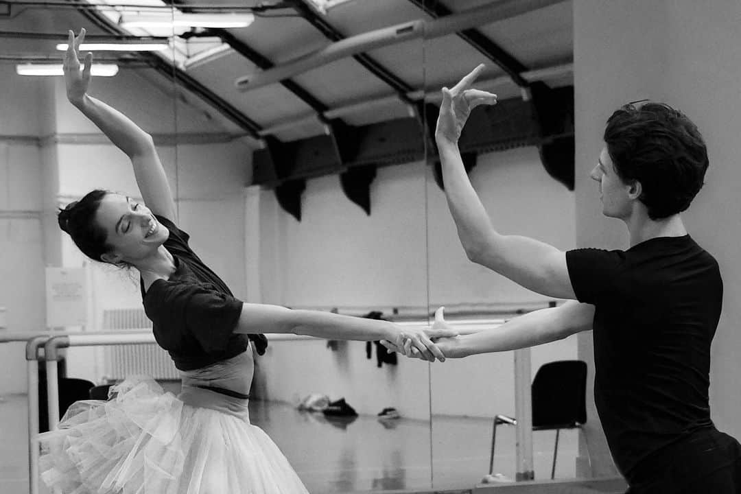 ドロテ・ジルベールのインスタグラム：「Je danserai la Bayadère avec @germainlouvet le 15 décembre (soirée spéciale acte1 seulement), le 21, 26 et 1 janvier à 18h  📷 @svetlanaloboff  . #bayadere #operadeparis #ballet」