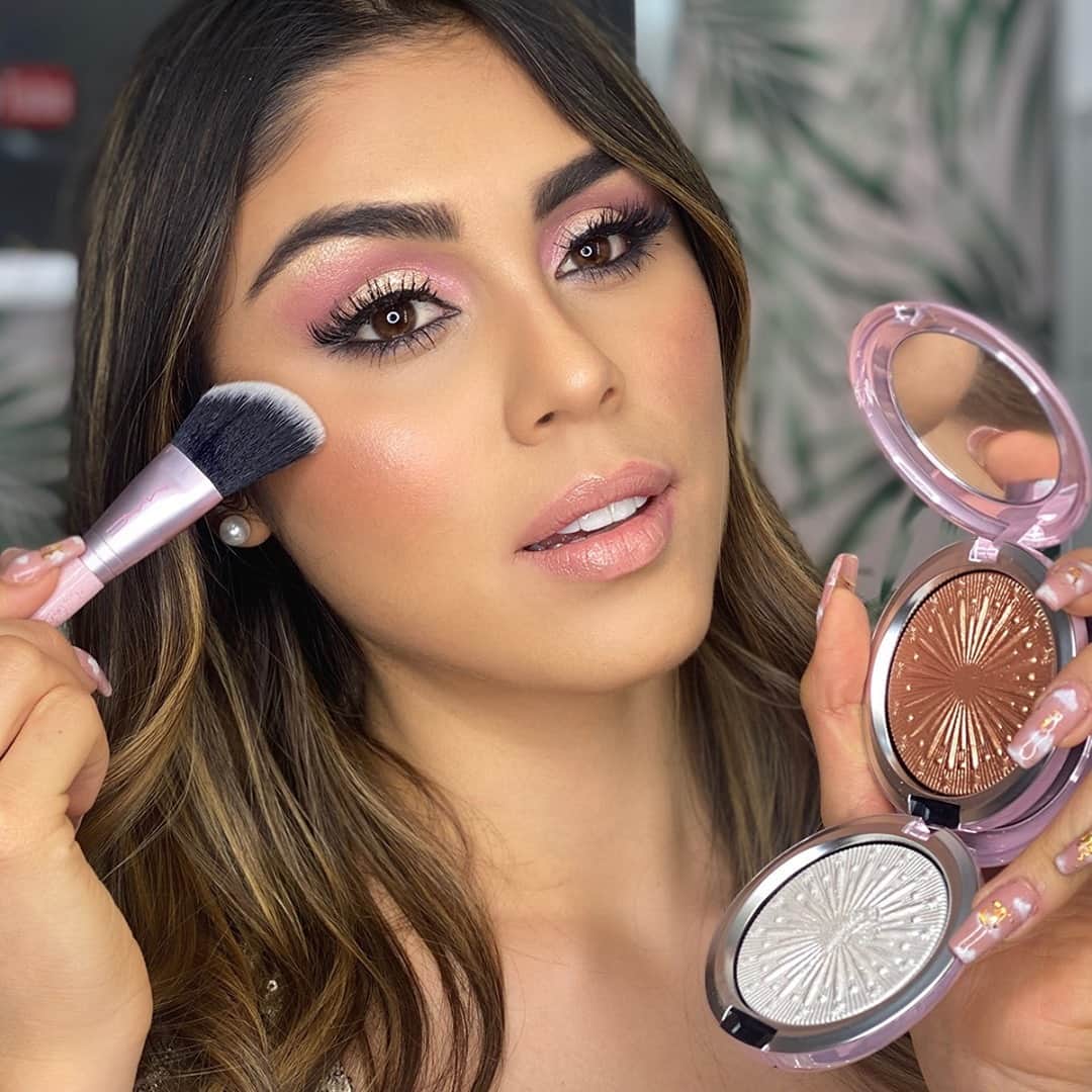 のインスタグラム：「Start December off bright with holiday-exclusive hues of Extra Dimension Skinfinish ✨. @pautips mixes Let It Glow with Flare For The Dramatic for this icy-hot highlight. Which one's on your list? #MACFrostedFirework #MACHoliday」