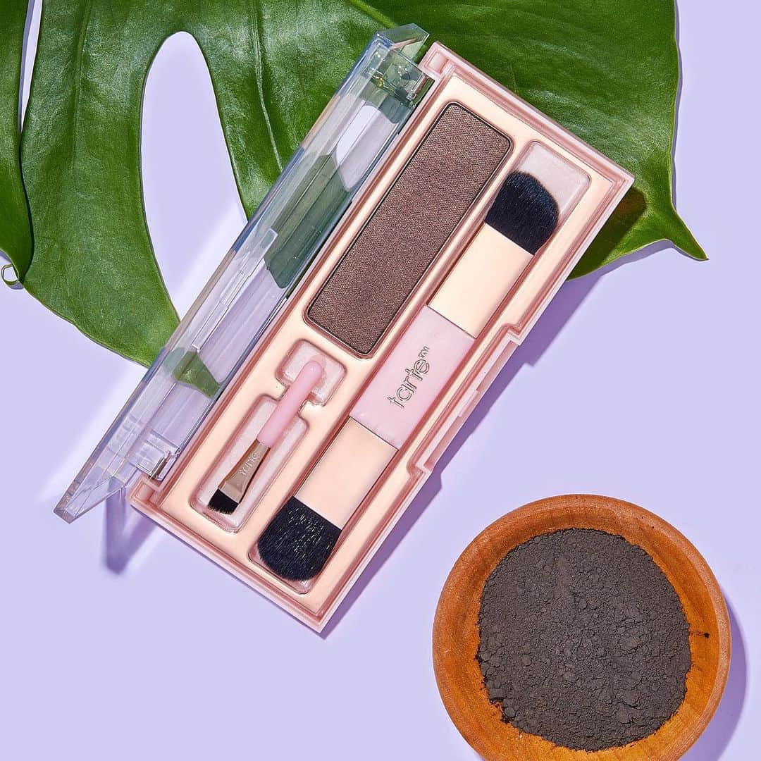 Tarte Cosmeticsさんのインスタグラム写真 - (Tarte CosmeticsInstagram)「Give your brows & roots an instant reboot with our NEW Amazonian clay brow & root camo kit duo available EXCLUSIVELY @QVC! 🌿 This colorist in a compact is easy-to-use, the no-mess mineral powder blends seamlessly & adheres to hair & skin for better, longer wear that looks natural! ✨ fills in brows, covers greys & dark roots, fills in thinning hairline & gaps for the look of thicker hair & extends & refreshes highlights (no harmful peroxide!) ✨ waterproof formula with no dyes or waxes so it’s never stiff, sticky or wax-like ✨ includes 2 brushes - double-ended brush for hair: small side for detailing & large side for blending & brow brush: to shape, fill & sculpt brows Head to QVC.com now to shop by searching “A395836” & get 2 brow kits for ONLY $32 USD (a $58 USD value)! #crueltyfree #rethinknatural #claypowered」12月1日 5時00分 - tartecosmetics