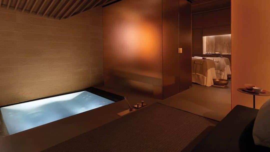 Reiko Lewisさんのインスタグラム写真 - (Reiko LewisInstagram)「Spa at Four Seasons Hotel Milan I think that us designers should respect the culture of the locations where we are designing. I think Spa at the Four Seasons Hotel Milan has a beauty of the culture and still has a contemporary twist. That means that the design also holds the sense of the current time. I really want to spend some time at that spa. https://www.fourseasons.com/milan/ フォーシーズンズホテルミラノのスパ 私たちデザイナーは、デザインしている場所の文化を尊重すべきだと思います。フォーシーズンズホテルミラノのスパは、文化の美しさを持ちながら、現代風にアレンジがされています。つまり、デザインが現在の感覚も保持しているということです。あのスパで本当に過ごしたい!! #hawaiiinteriordesign #designstyle #spa #milano #fourseasonshotel #interiordesign #stylishlife #interiorinspirations #interiorlovers #designideas #travel ＃ハワイインテリアデザイン」12月1日 5時00分 - ventus_design_hawaii