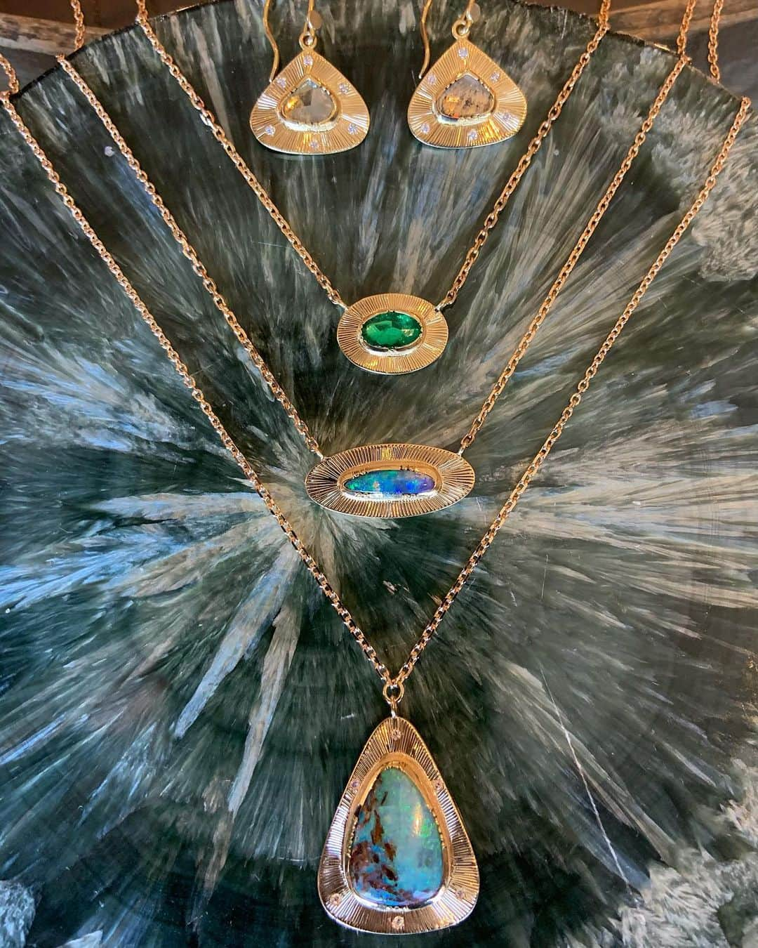 ブルックグレグソンさんのインスタグラム写真 - (ブルックグレグソンInstagram)「One of a kind pieces making their way to a special event @shopserafina this Thursday Dec 3rd. 💎🌈💕✨ #handengraved #handforgedgold #rawdiamond #emerald #boulderopal #textilesfinejewelry #brookegregson」12月1日 4時52分 - brookegregson