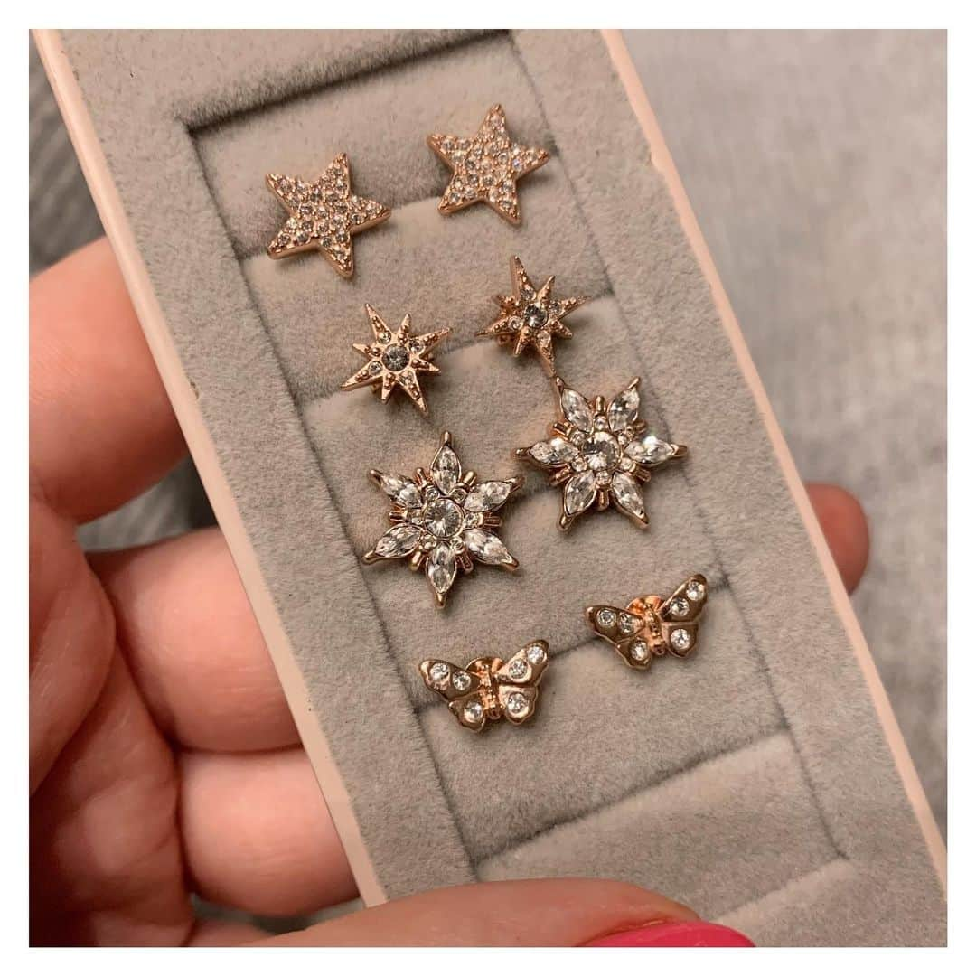 Olivia Burtonさんのインスタグラム写真 - (Olivia BurtonInstagram)「If you had to pick a pair? ✨❄️🦋🌟 #MyOliviaBurton #GiftIdeas #HintHint」12月1日 4時53分 - oliviaburtonlondon