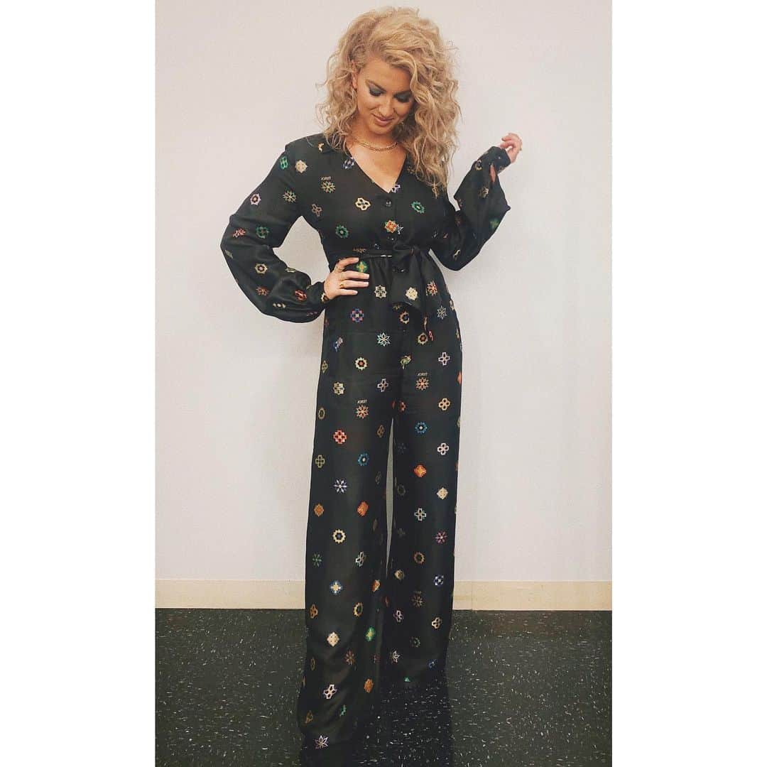 トーライ・ケリーのインスタグラム：「the merriest jumpsuit there ever was ✨💠 glammed up for the @kellyclarksonshow airing today!」