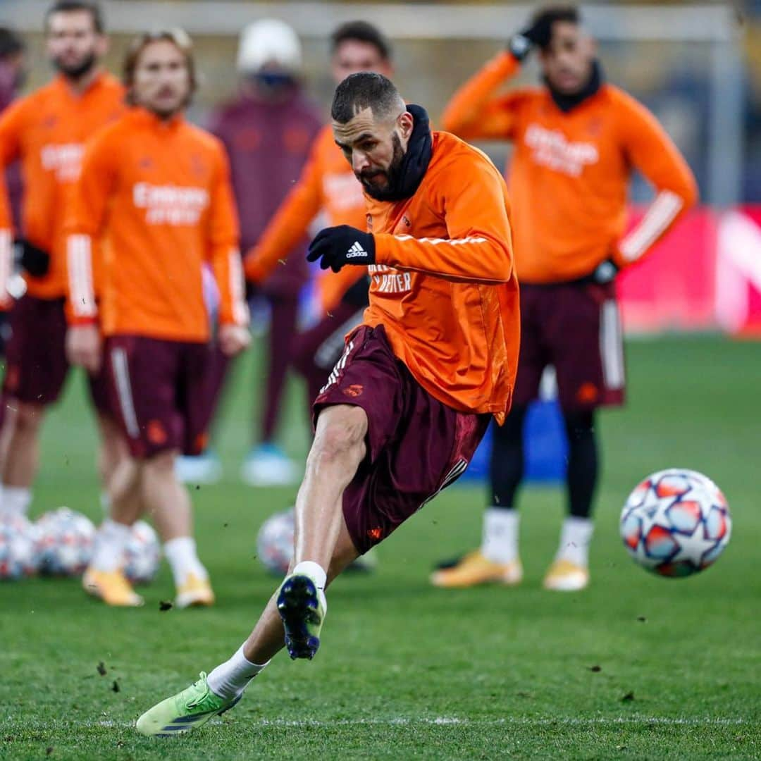 カリム・ベンゼマさんのインスタグラム写真 - (カリム・ベンゼマInstagram)「See you... ⏳⚽️⚔️」12月1日 5時02分 - karimbenzema