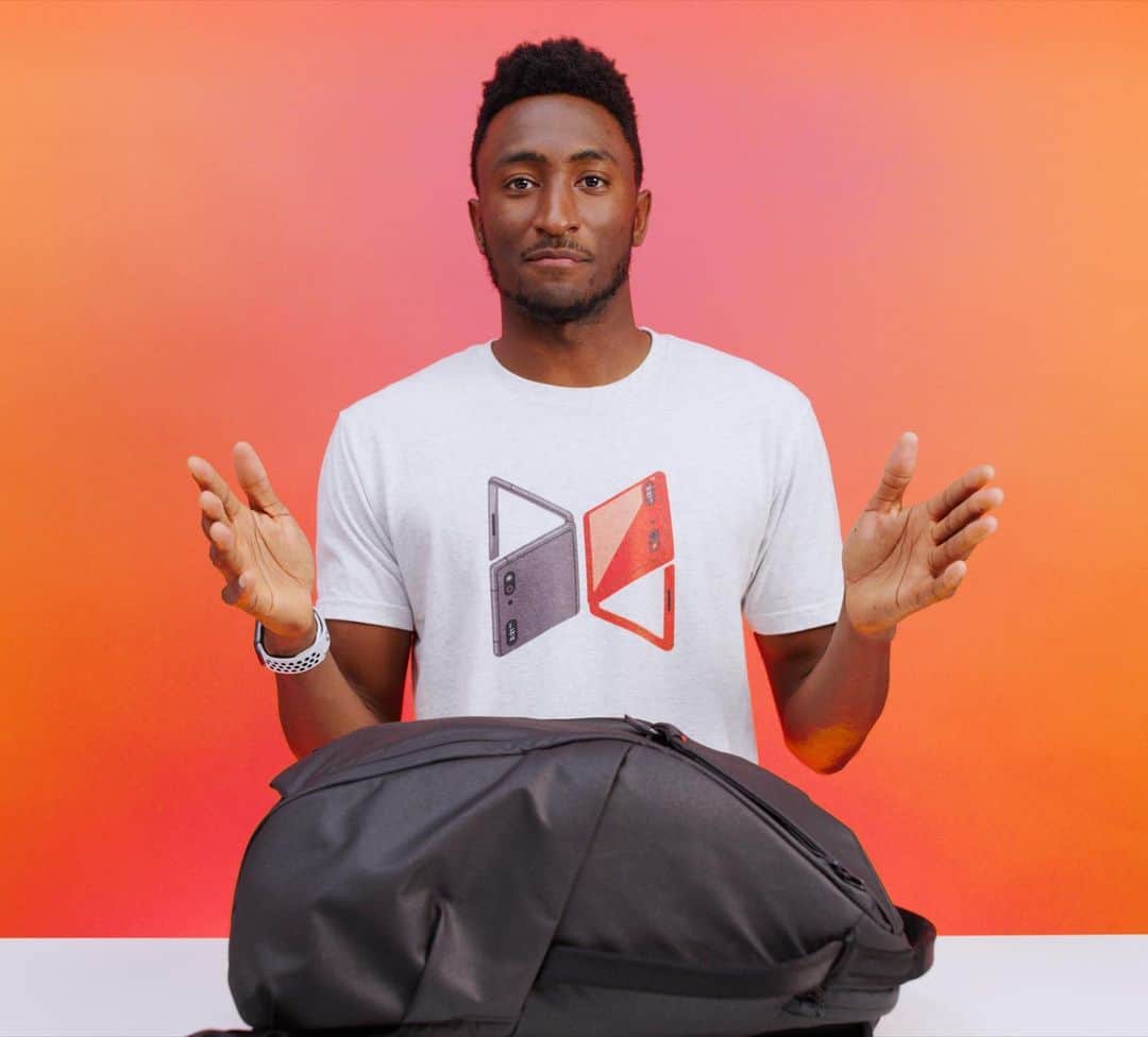 マーケス・ブラウンリーのインスタグラム：「Just dropped the WHAT'S IN MY BAG Video for 2020, and tried something new: Shooting in front of a flat backdrop. Then during editing I got carried away with color masking and changed the color. Shoutout to anyone who can guess the original backdrop color 😅」