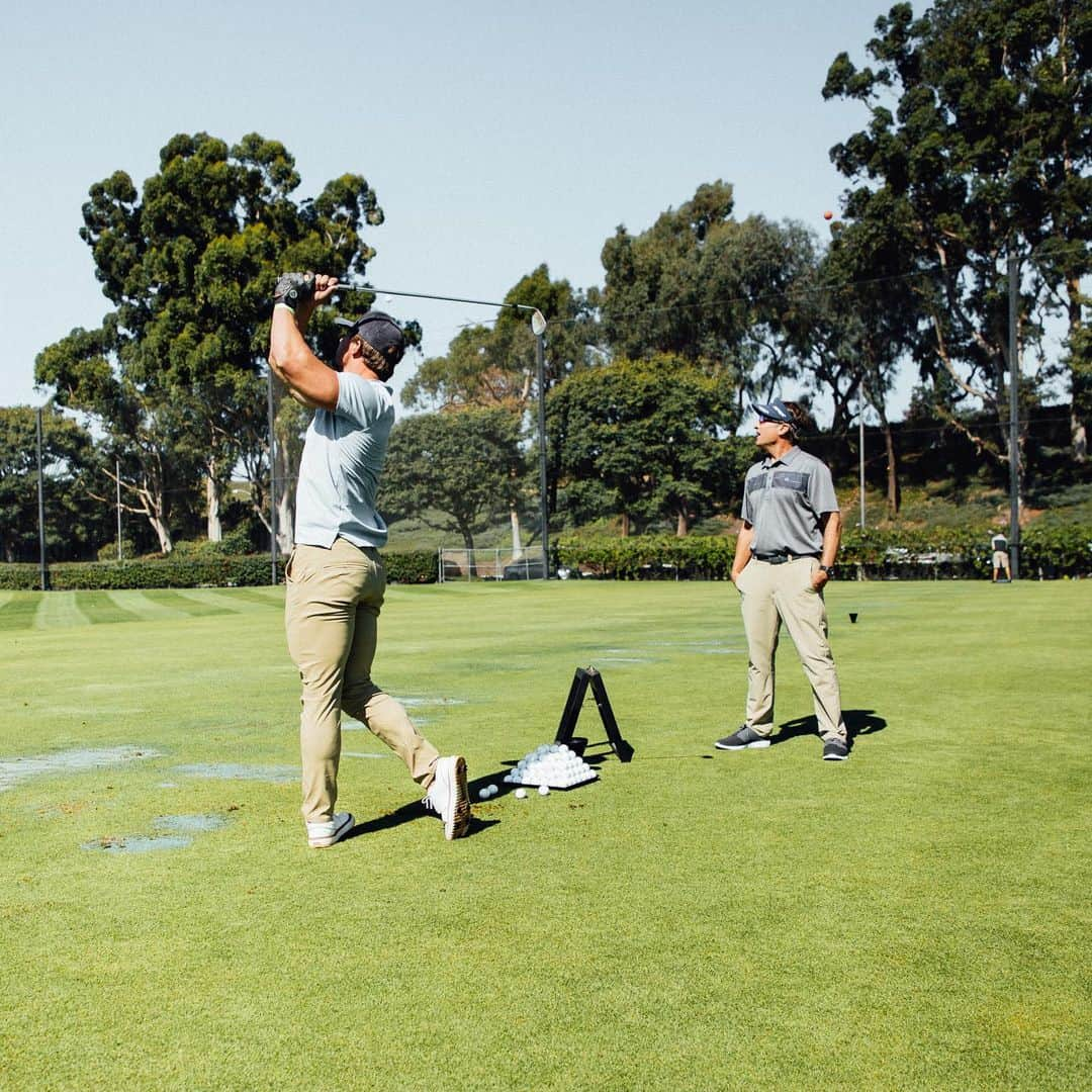 スティーブ・クックさんのインスタグラム写真 - (スティーブ・クックInstagram)「Playing golf has gotten me through the last six months. I picked it up when Morgan had to head back up to Australia. It’s given me something to do with my time and keep my mind busy. I have fallen in love with the sport. It’s a game of patience, which I lack, but quickly learning lol. Grateful that  @callawaygolf invited me out to get fitted and learn from some of the best.  Golf Vlog is up on my YouTube link in bio (link tree)」12月1日 5時16分 - stevecook