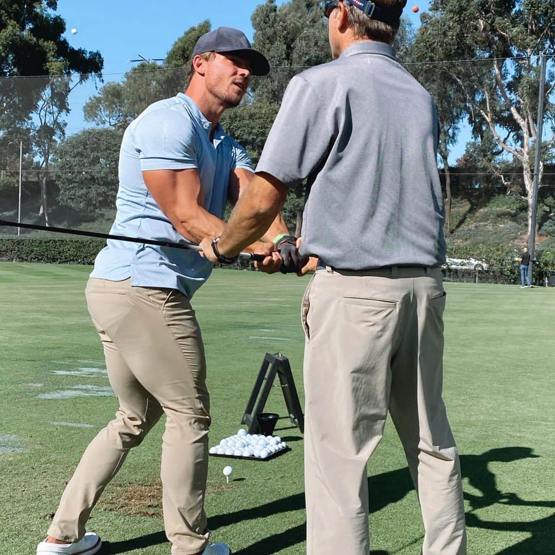 スティーブ・クックのインスタグラム：「Playing golf has gotten me through the last six months. I picked it up when Morgan had to head back up to Australia. It’s given me something to do with my time and keep my mind busy. I have fallen in love with the sport. It’s a game of patience, which I lack, but quickly learning lol. Grateful that  @callawaygolf invited me out to get fitted and learn from some of the best.  Golf Vlog is up on my YouTube link in bio (link tree)」