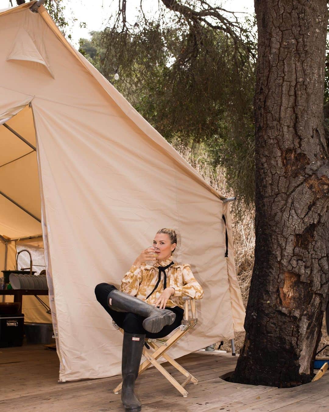 ハイディメリックのインスタグラム：「I forgot about CYBER MONDAY. It’s all this off the grid living. So- from my tent to yours- “CYBER20” for 20% sitewide today.」