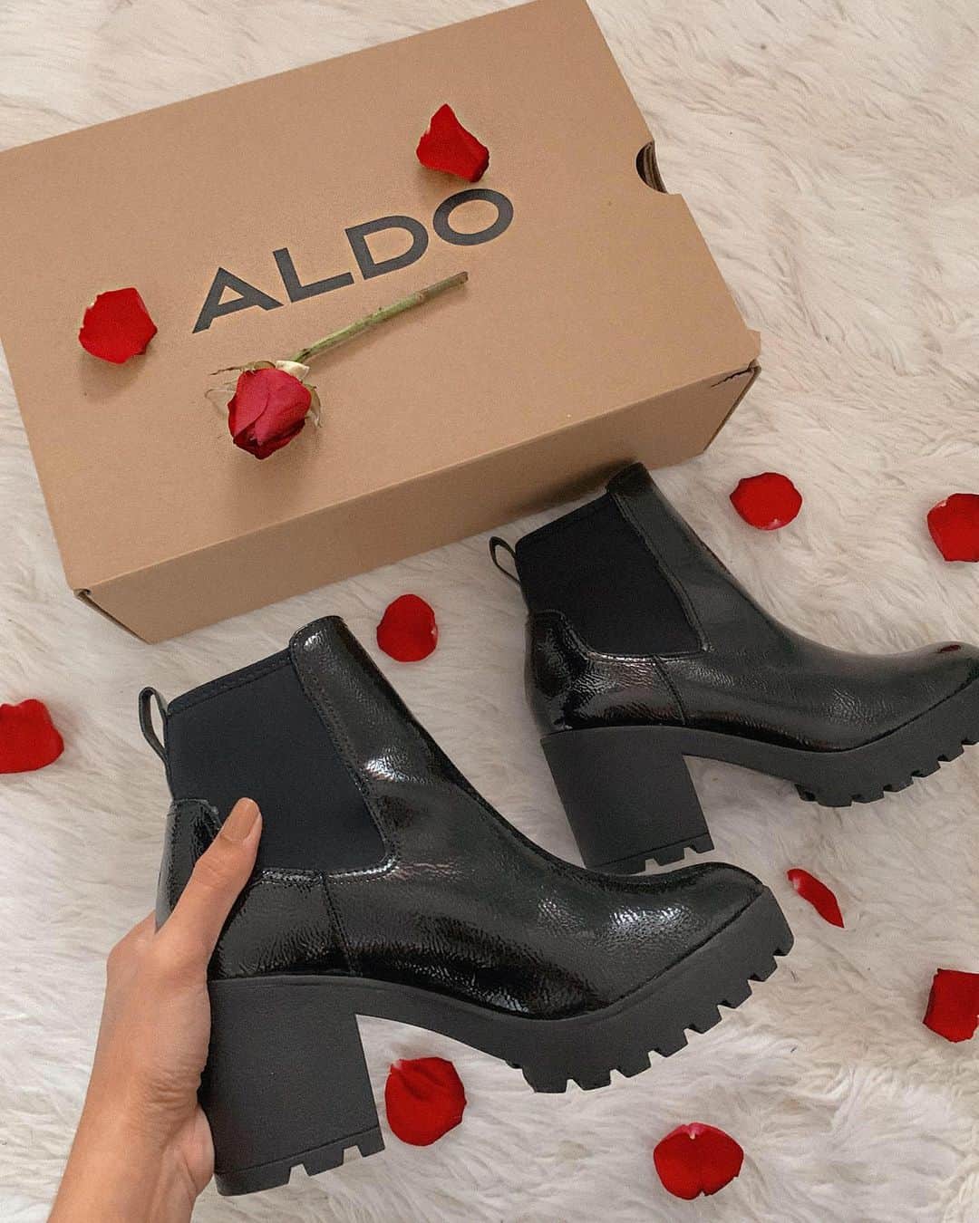 ALDO shoesさんのインスタグラム写真 - (ALDO shoesInstagram)「Meet your match. For a limited time, we’re offering 25% off 1 item, 30% off 2 items and 35% off 3 or more items. Click our link in bio to shop our Cyber Monday sale. Photo: @zahee22 #AldoCrew #AldoShoes」12月1日 5時10分 - aldo_shoes